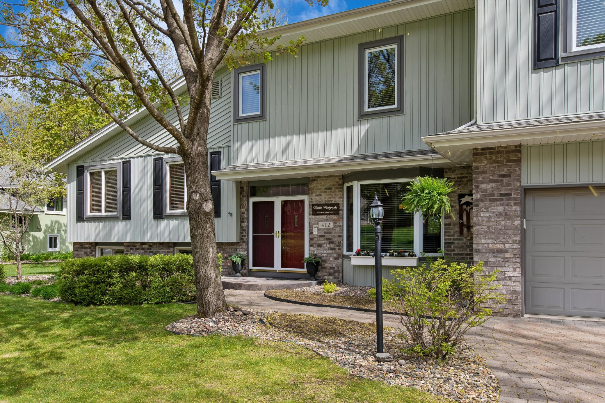 02-Front entrance with double door..jpg