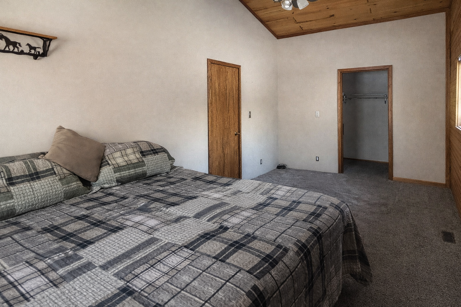 Upper bedroom w/walk in closet