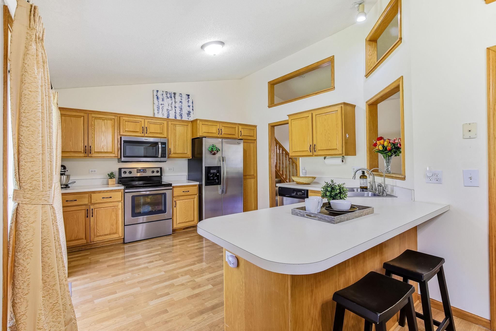 GREAT SIZE ISLAND IN KITCHEN
