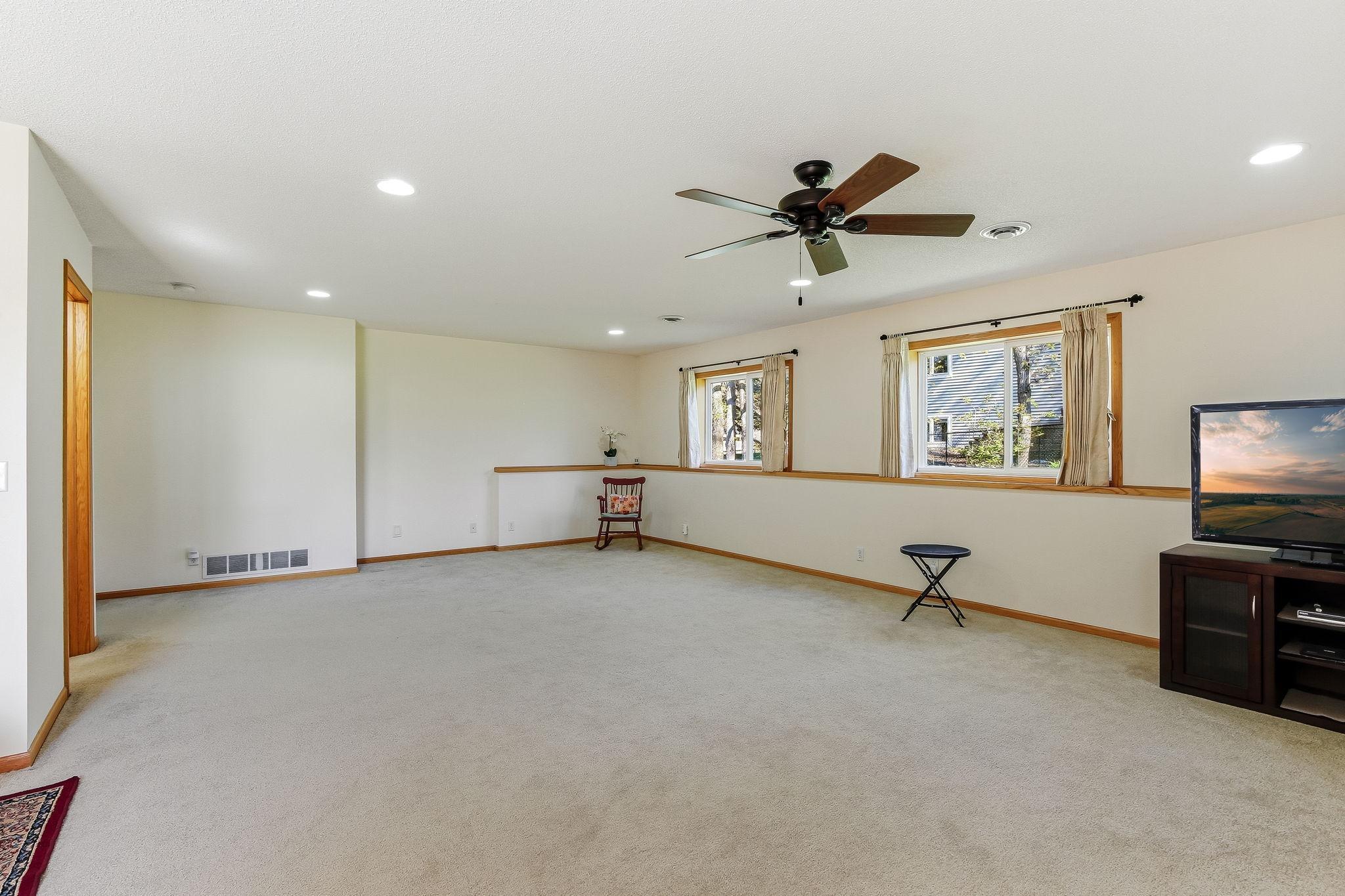 GREAT SPACE IN BASEMENT