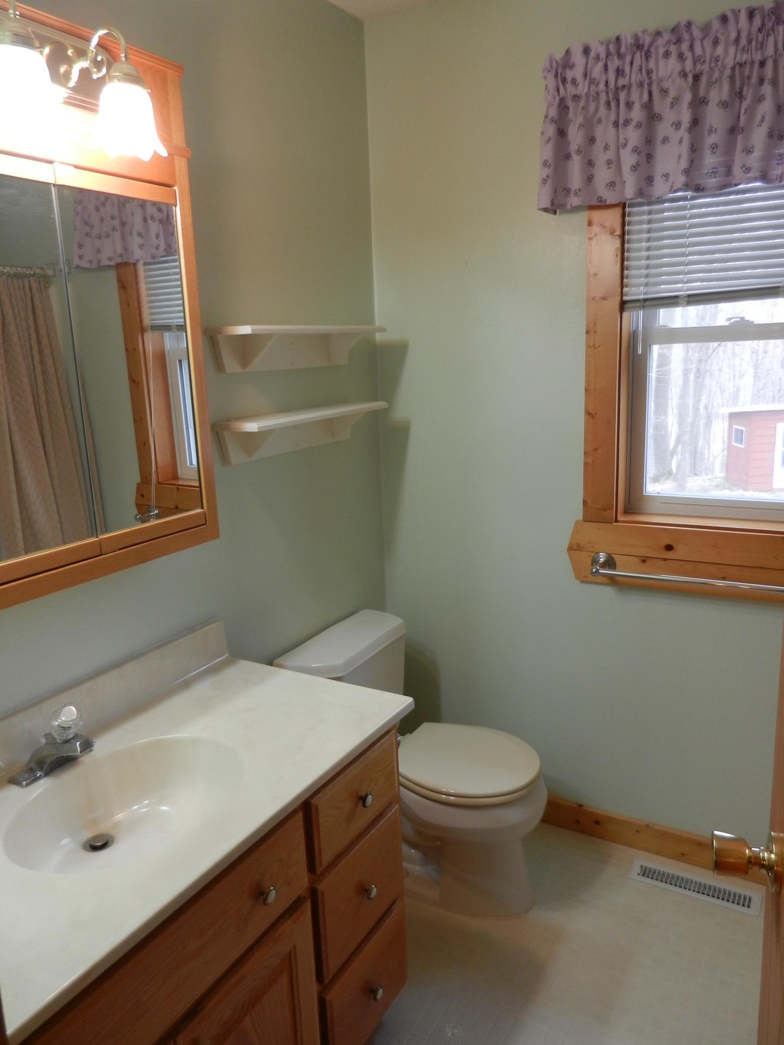 upper level full bath