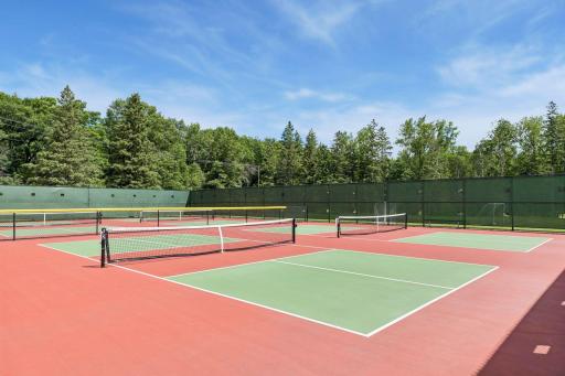 North Oaks residents enjoy community tennis and pickleball courts, along with opportunities for lessons, clinics, leagues, and social play. An excellent amenity for both recreational and competitive players.