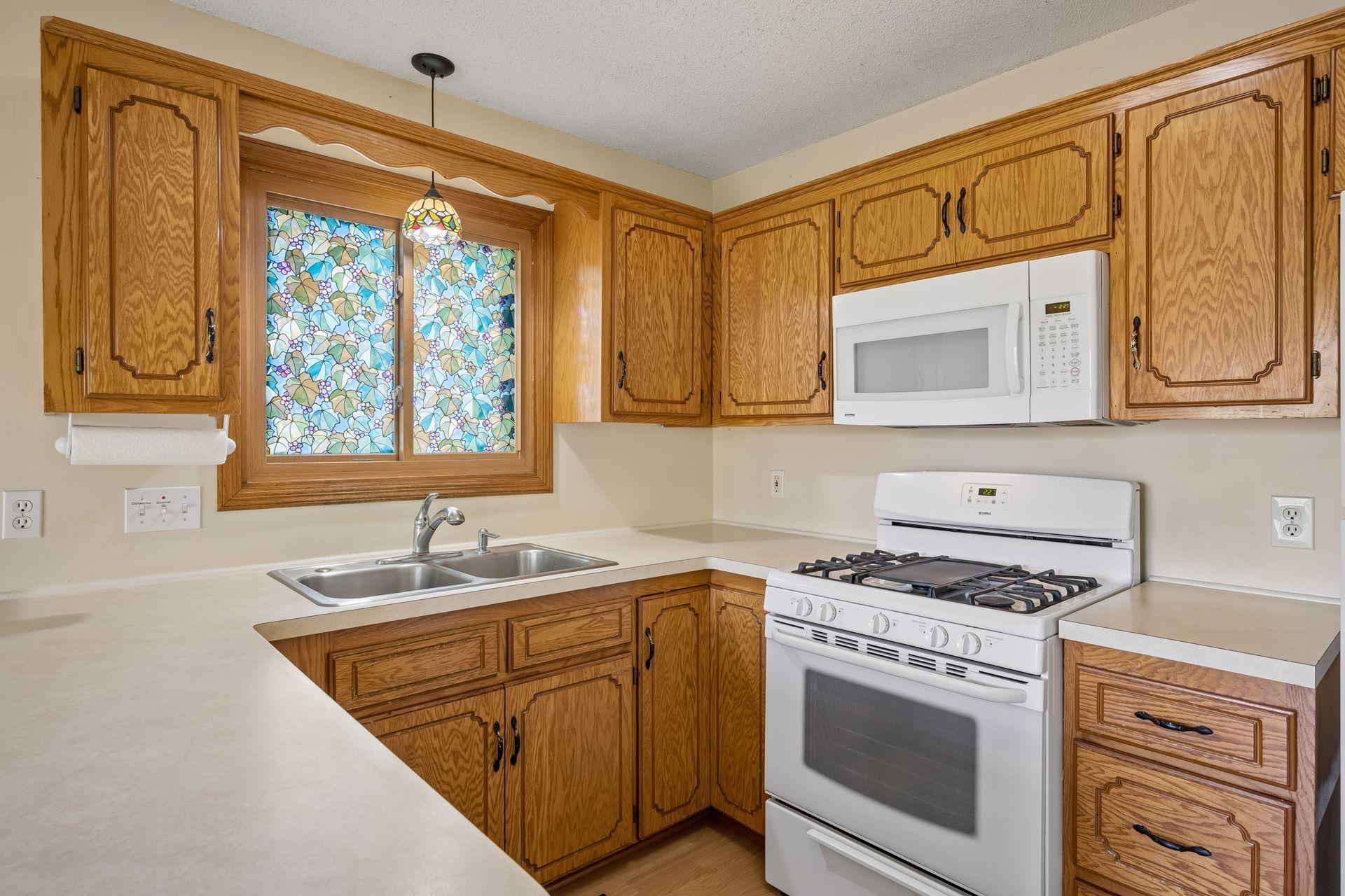 Gas range with and integrated griddle in the middle