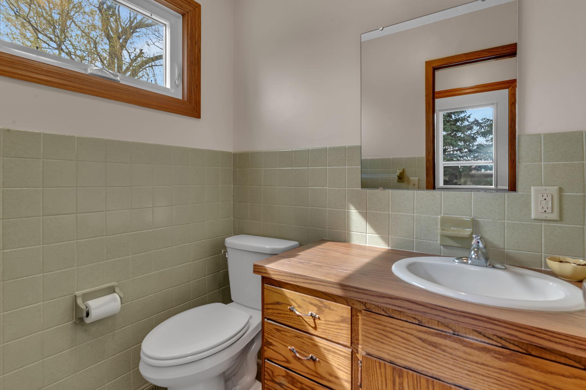 Main floor 1/2 bath