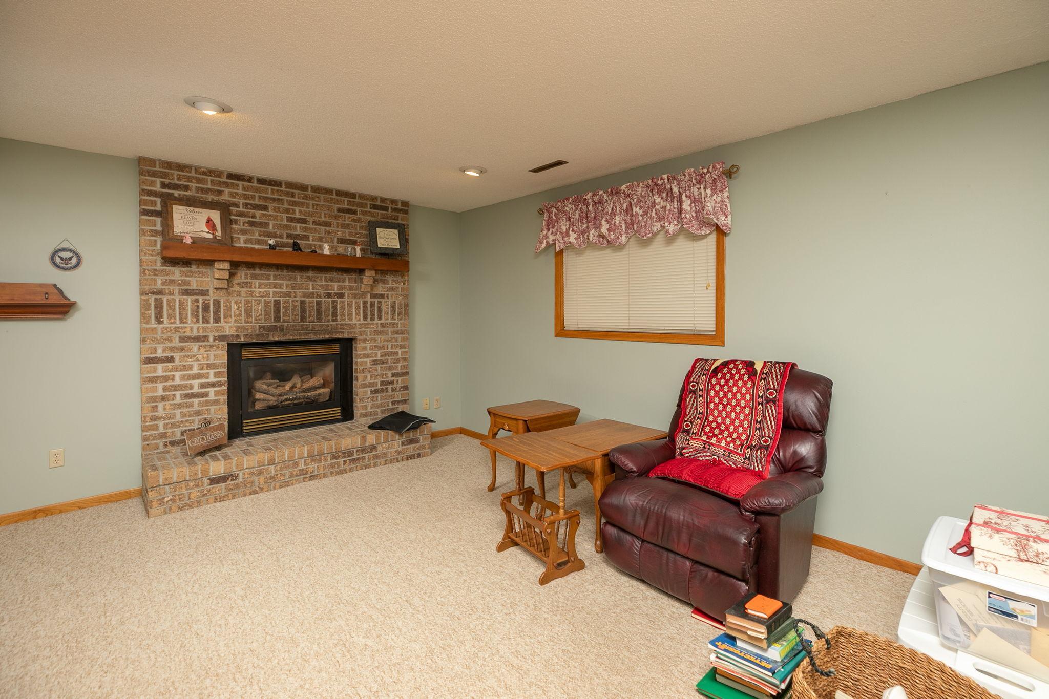 20-web-or-mls-20-Family Room.jpg
