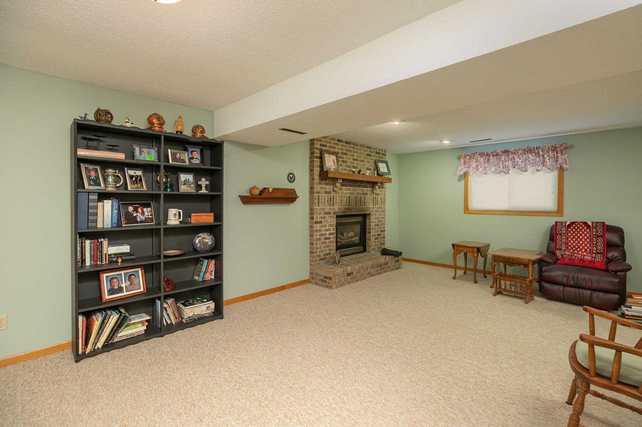 24-web-or-mls-24-Family Room.jpg