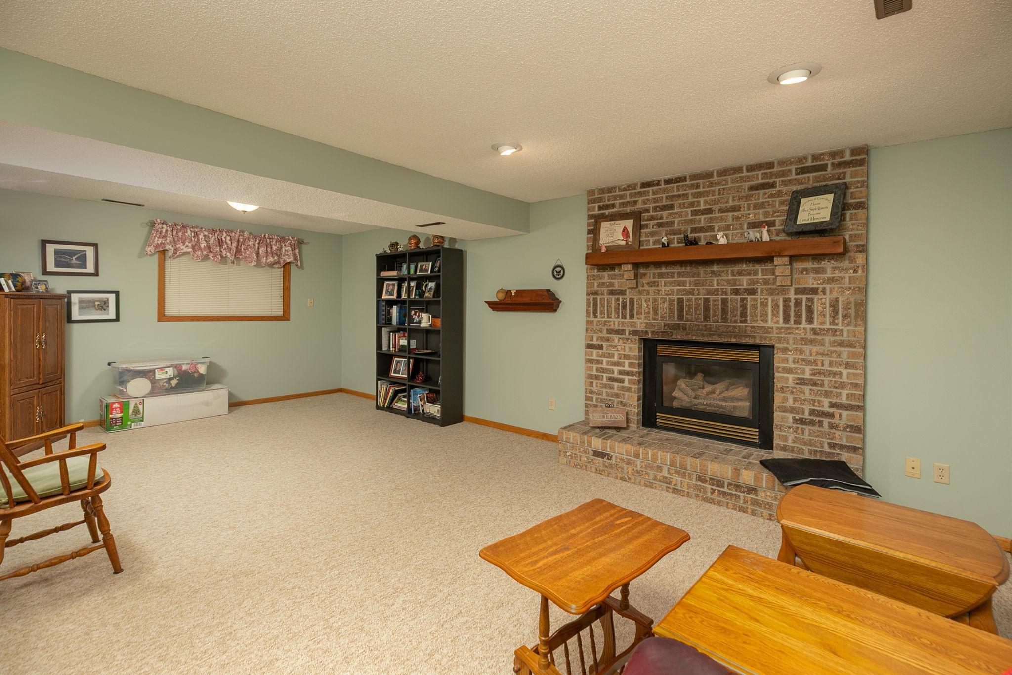 21-web-or-mls-21-Family Room.jpg