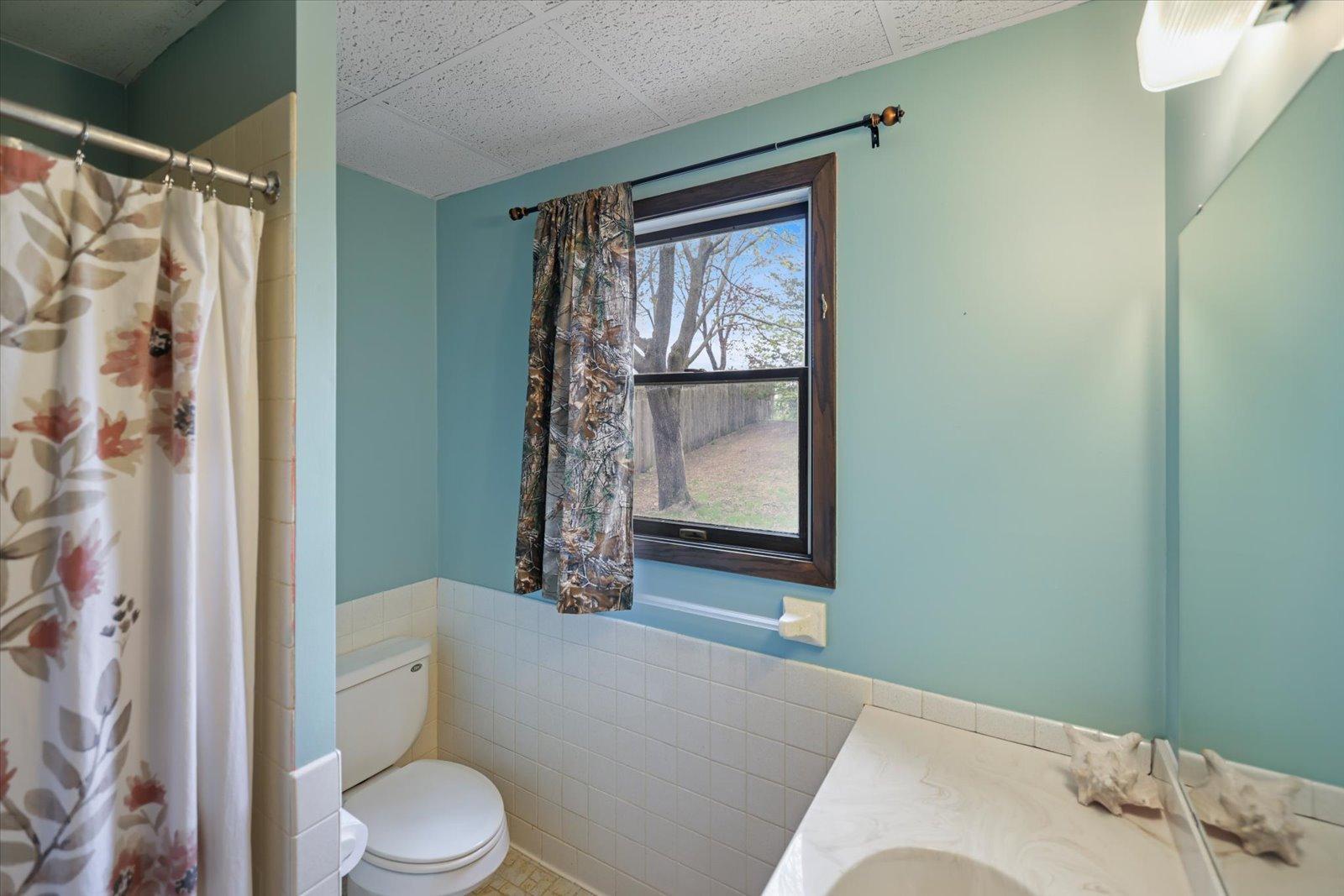 12 lower level 3qtr bath.jpg