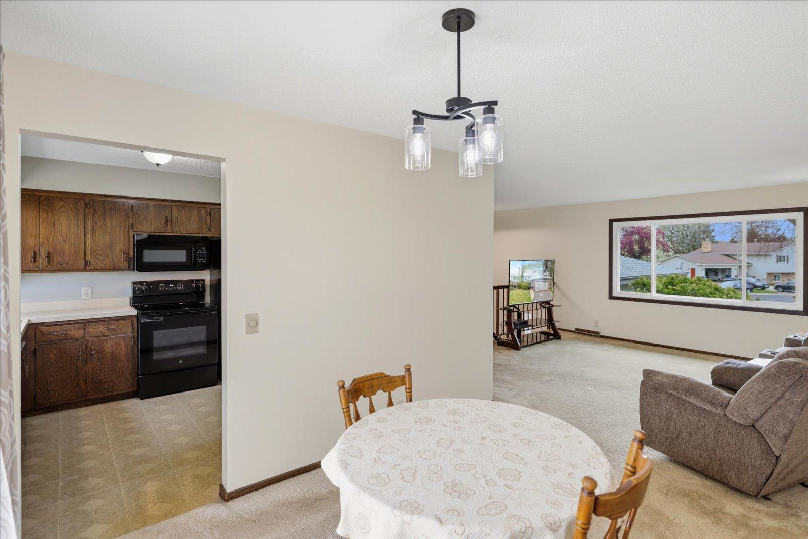 5.2 Dining towards kitchen.jpg