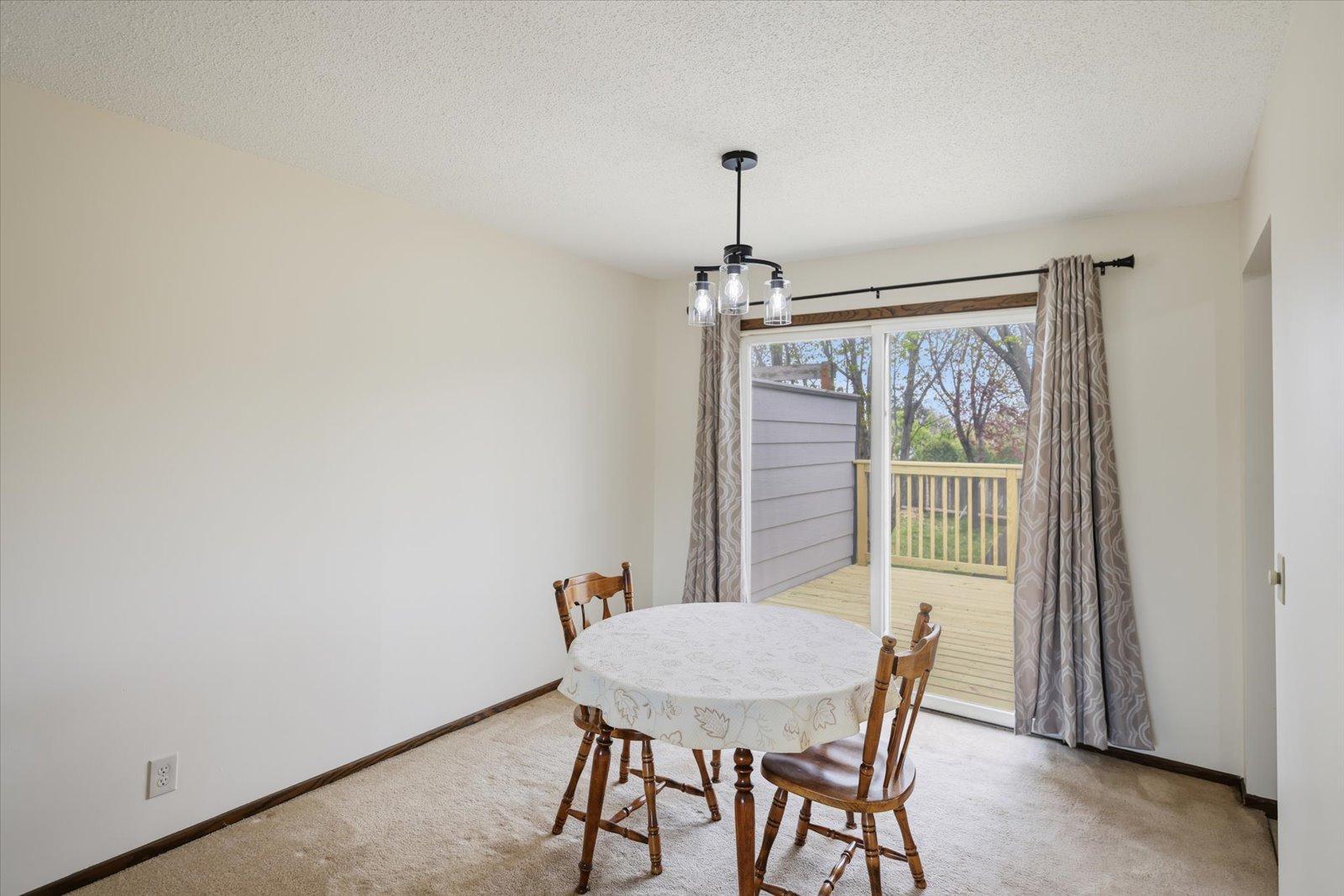 5.1 Dining towards deck.jpg