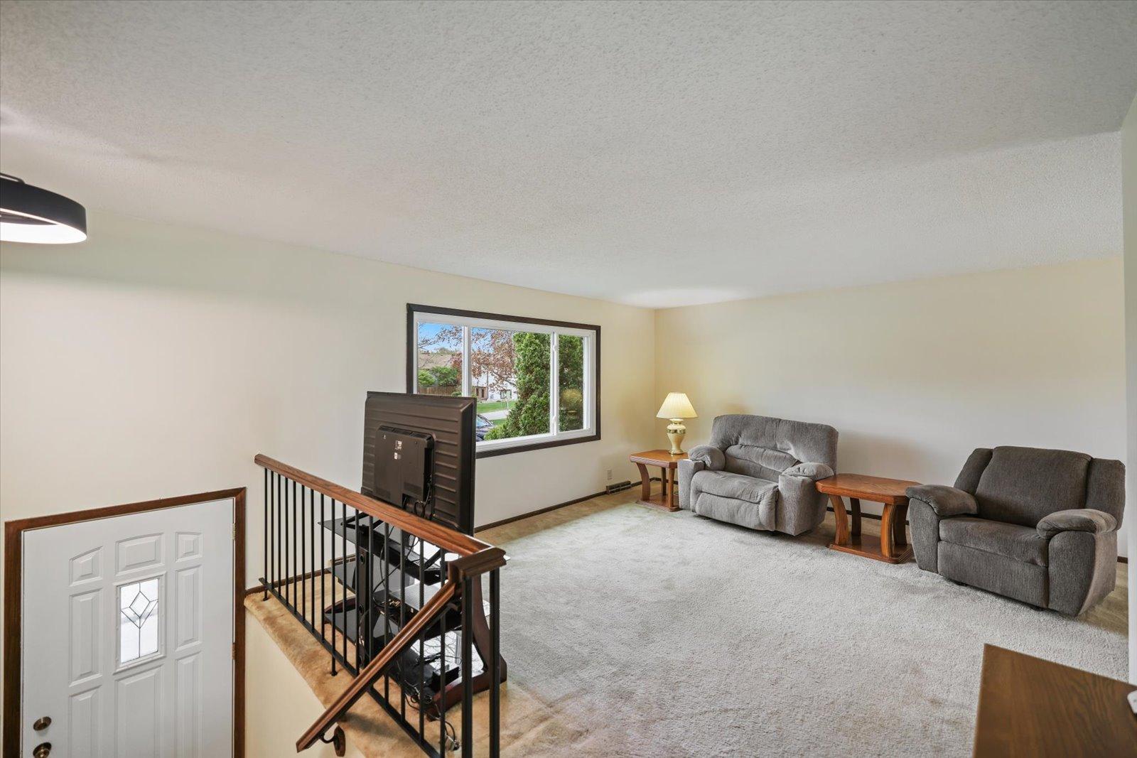 4 Entry landing towards Livingroom.jpg