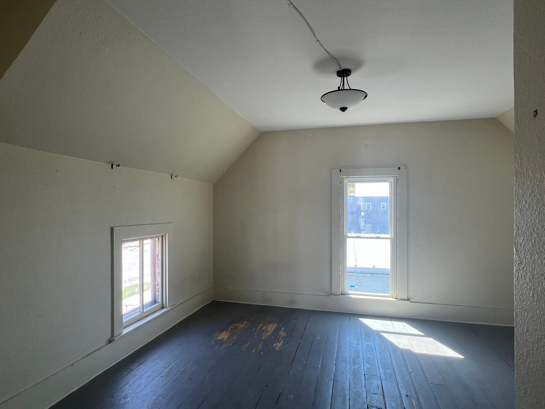 13 bedroom.JPG