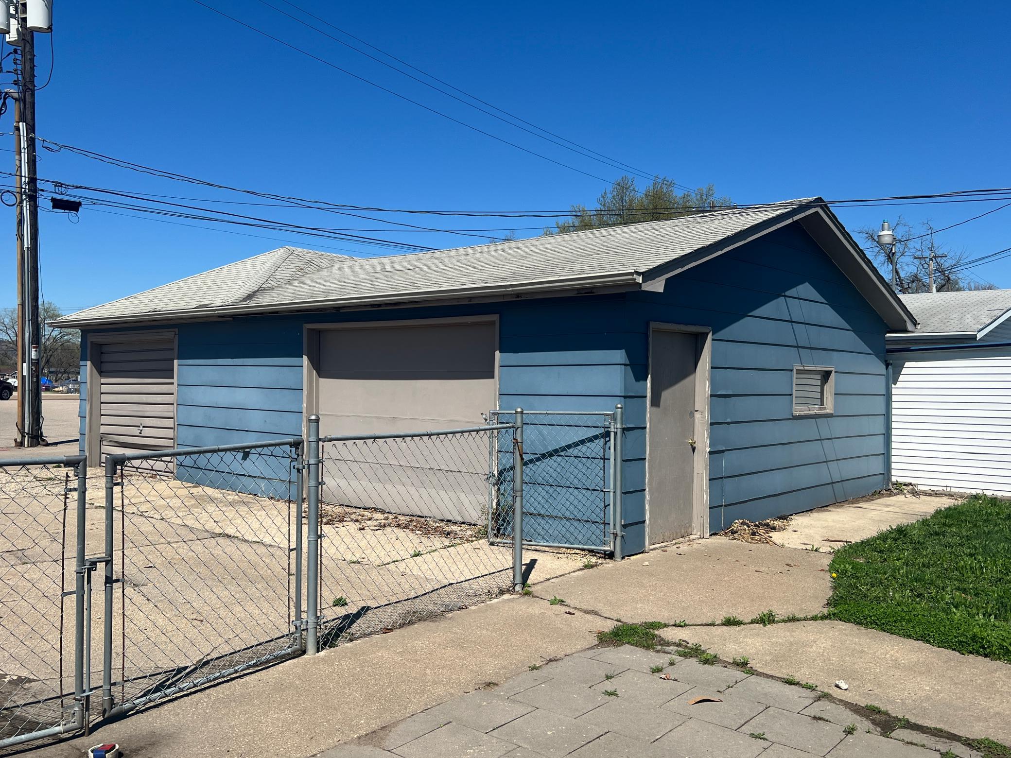 05 garage.JPG
