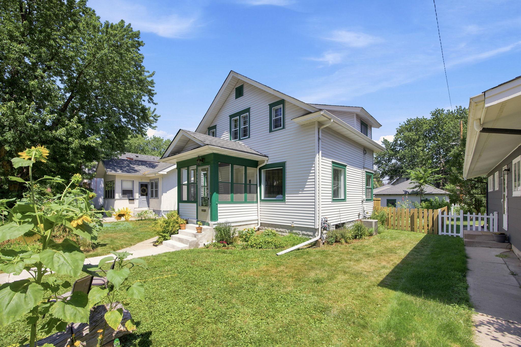 Welcome to 4042 Queen Ave N!