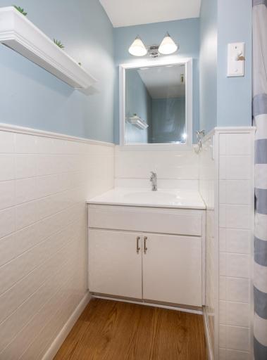 3/4 bath en suite