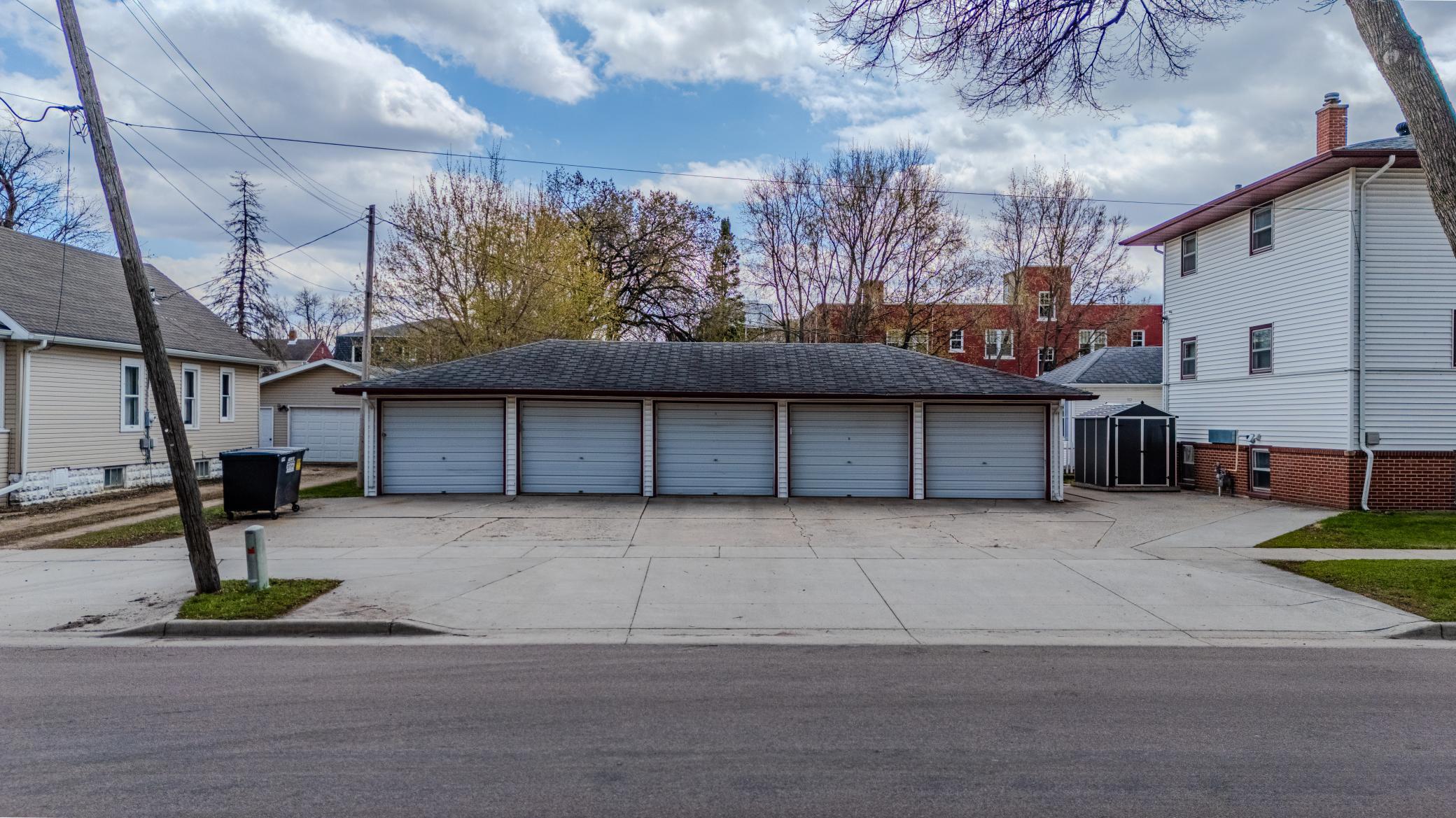 420 10th ave N Fargo garages 2.jpg