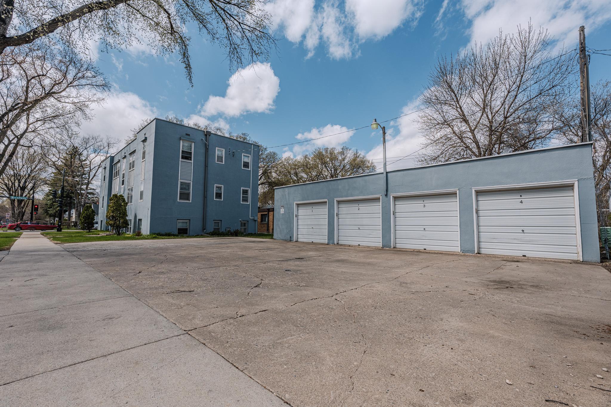 517 12th Ave N Fargo garages.jpg