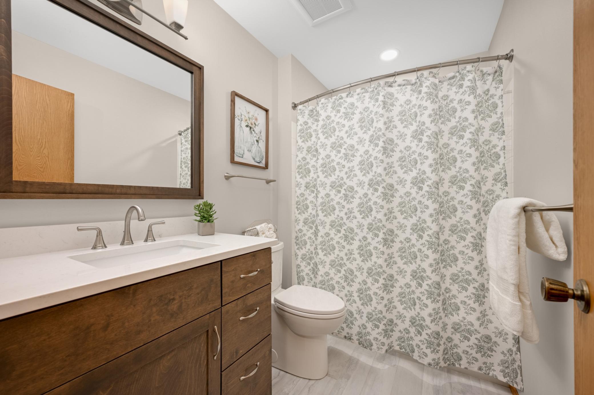 Upper Level full bathroom.