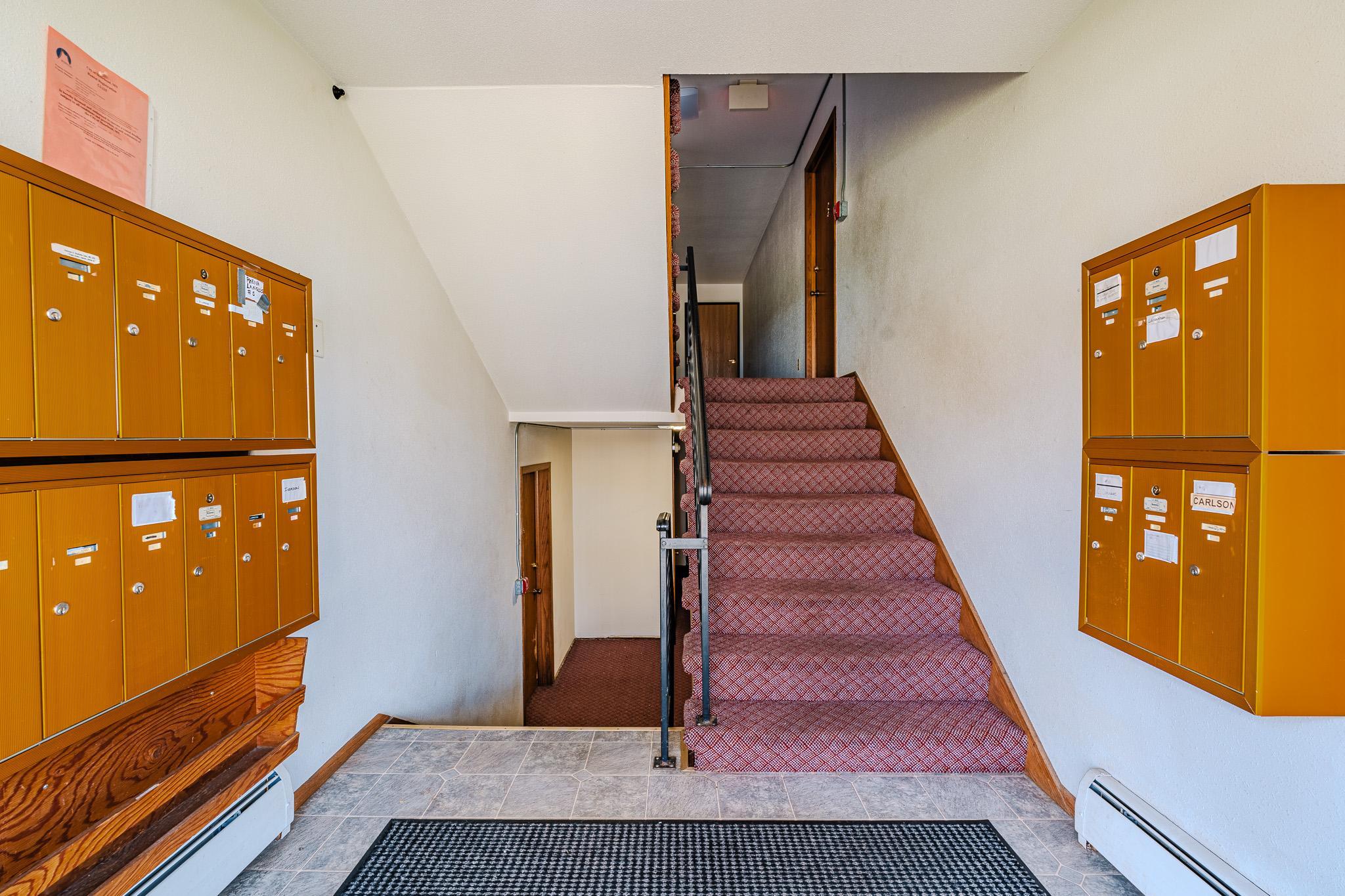 301 6th St S Mhd hallway entry.jpg