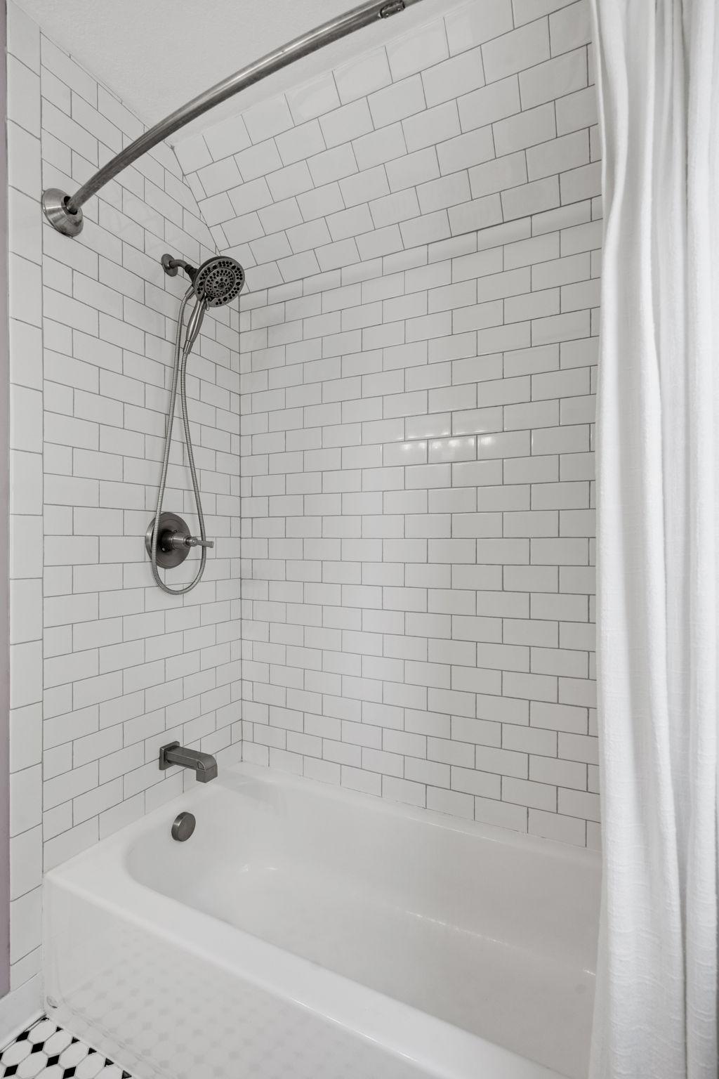 Tiled bathtub surround