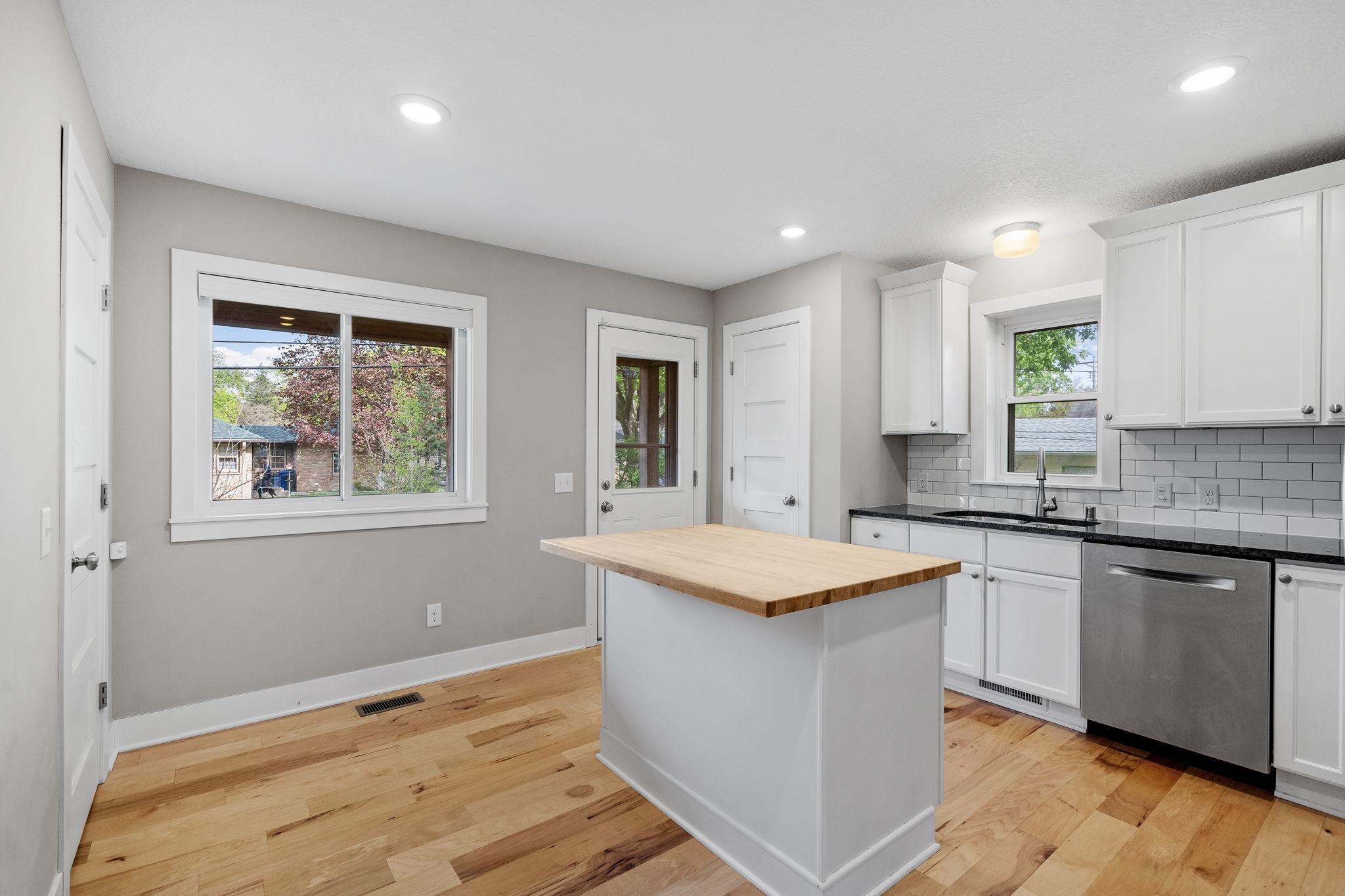 Eat-in kitchen