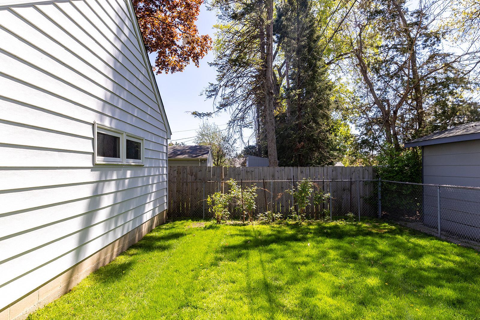 Garden area behind Garage