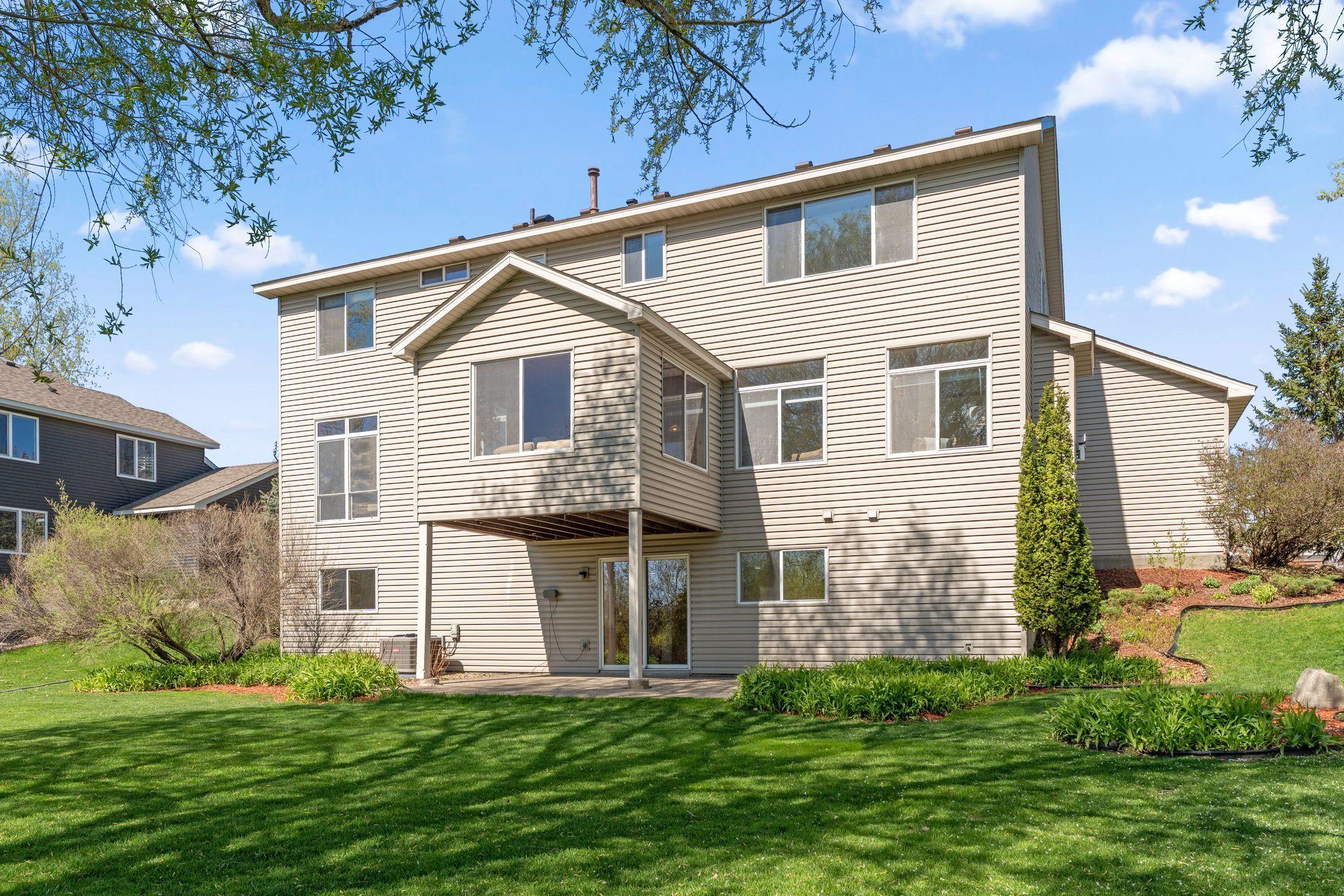 Walkout with 3season porch.jpg