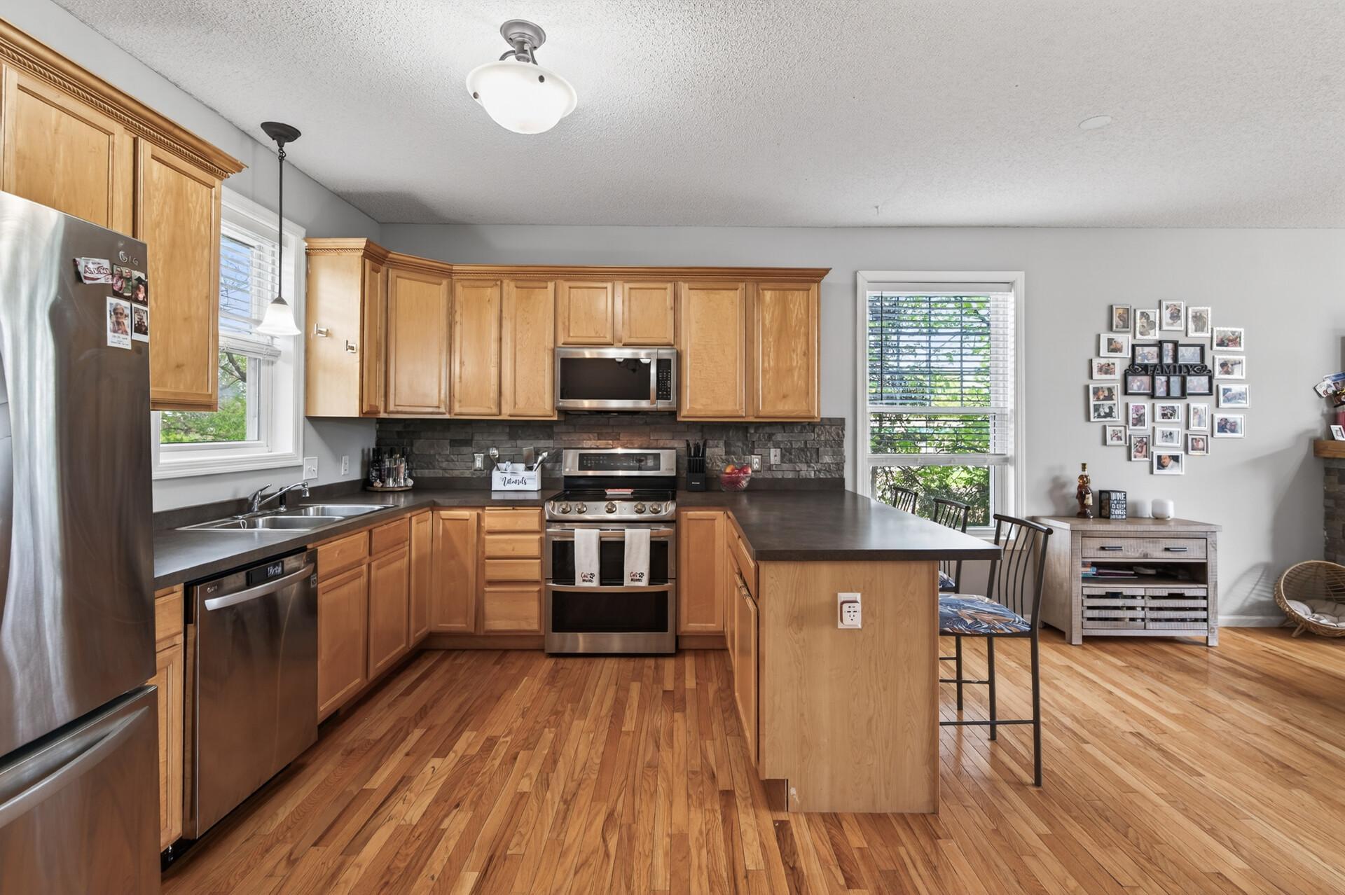 Beautiful Hardwood Floors & Stainless Steel Appliances