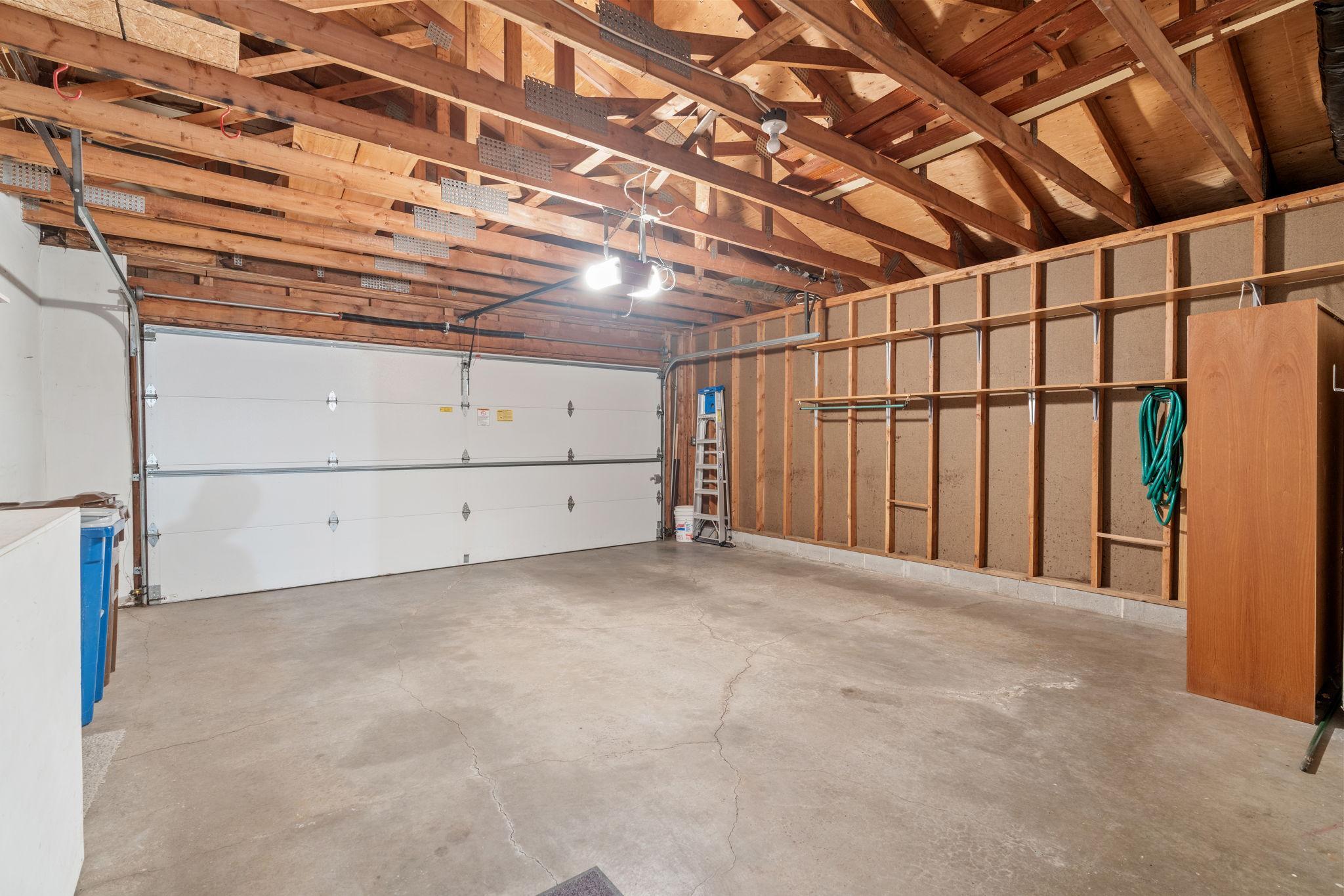 1164 Xene Ln N garage