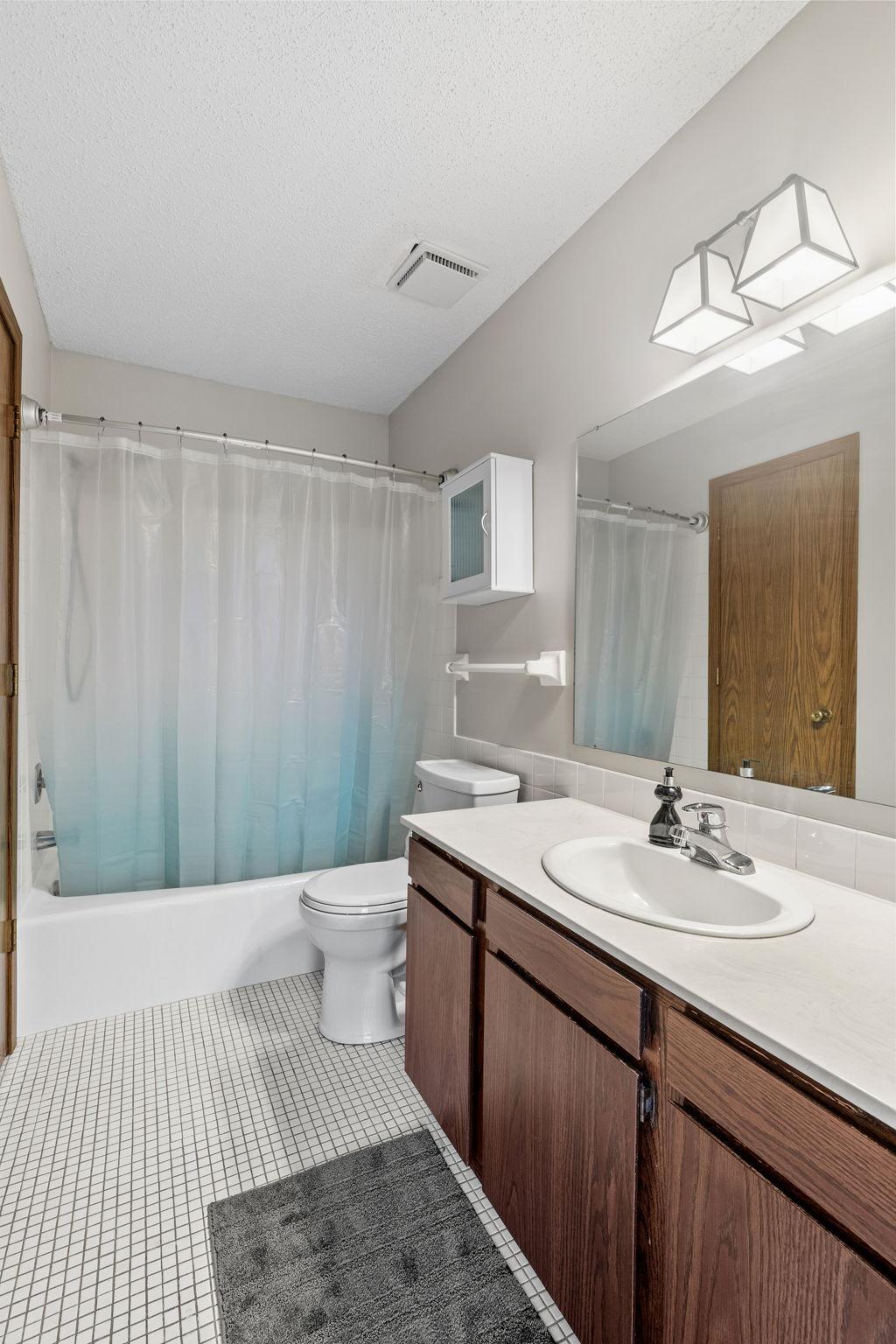 1164 Xene Ln N full bath