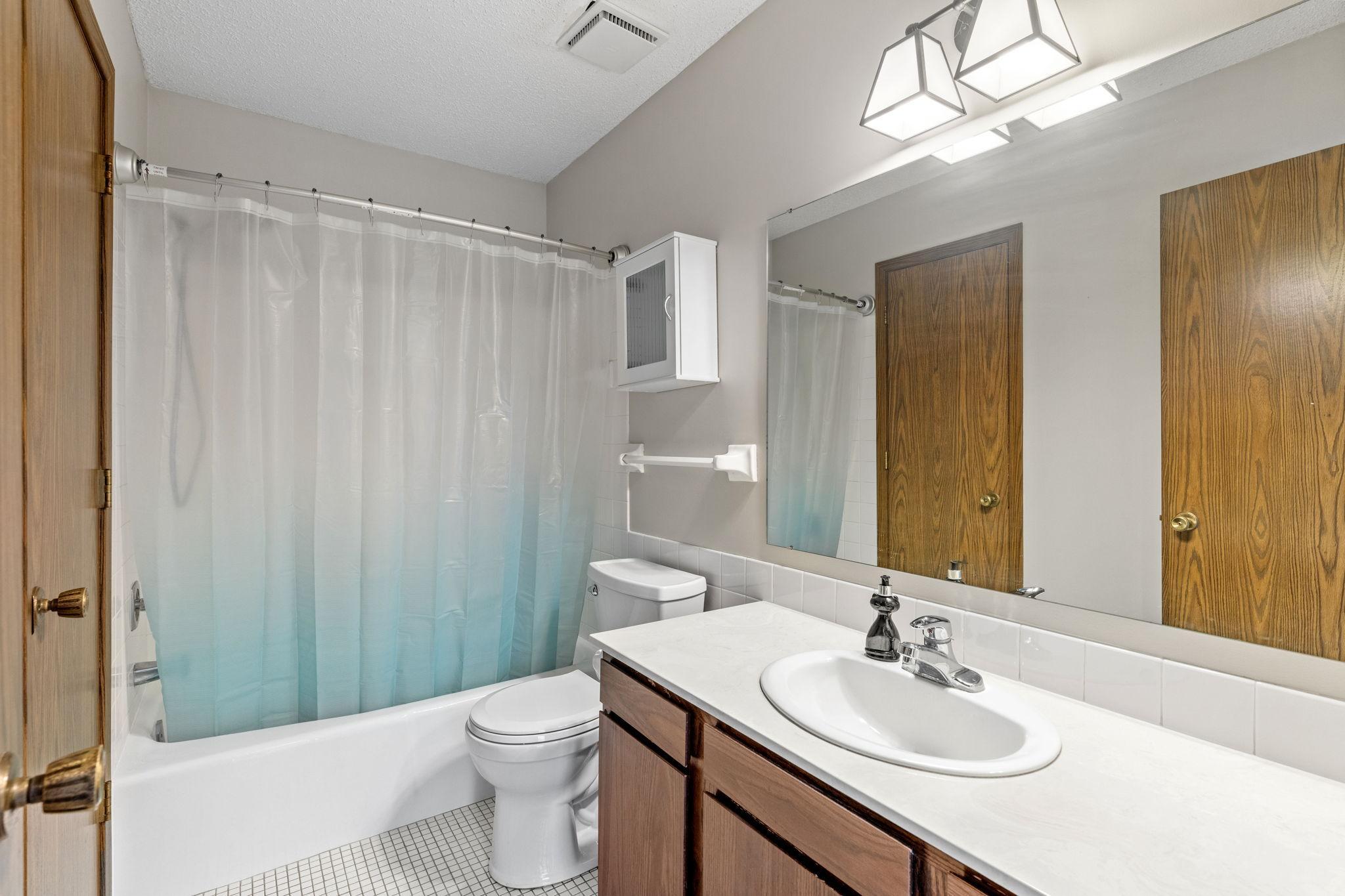 1164 Xene Ln N full bath