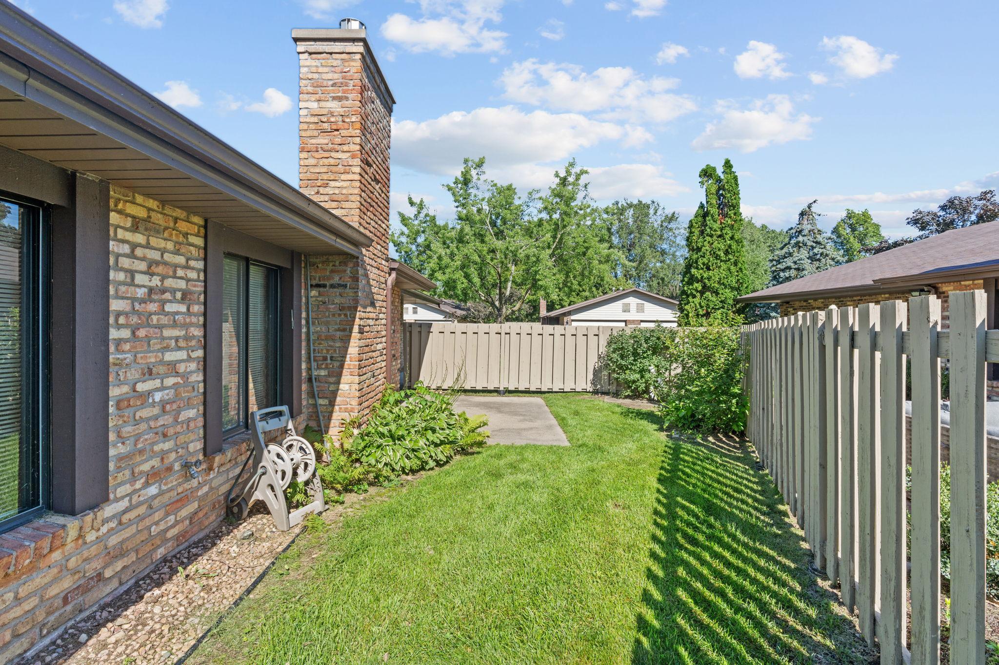 1164 Xene Ln N Side yard