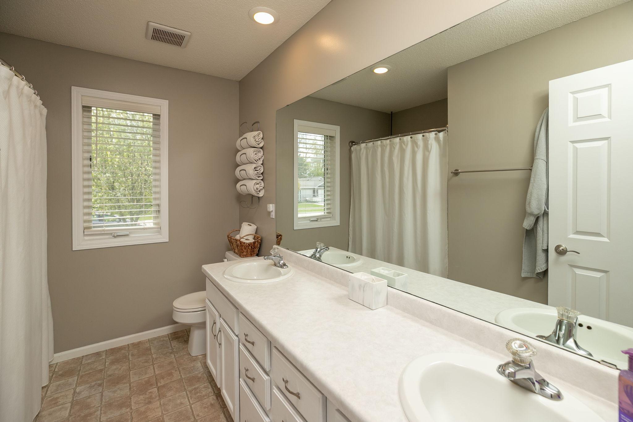 18-web-or-mls-18-Primary Bathroom.jpg