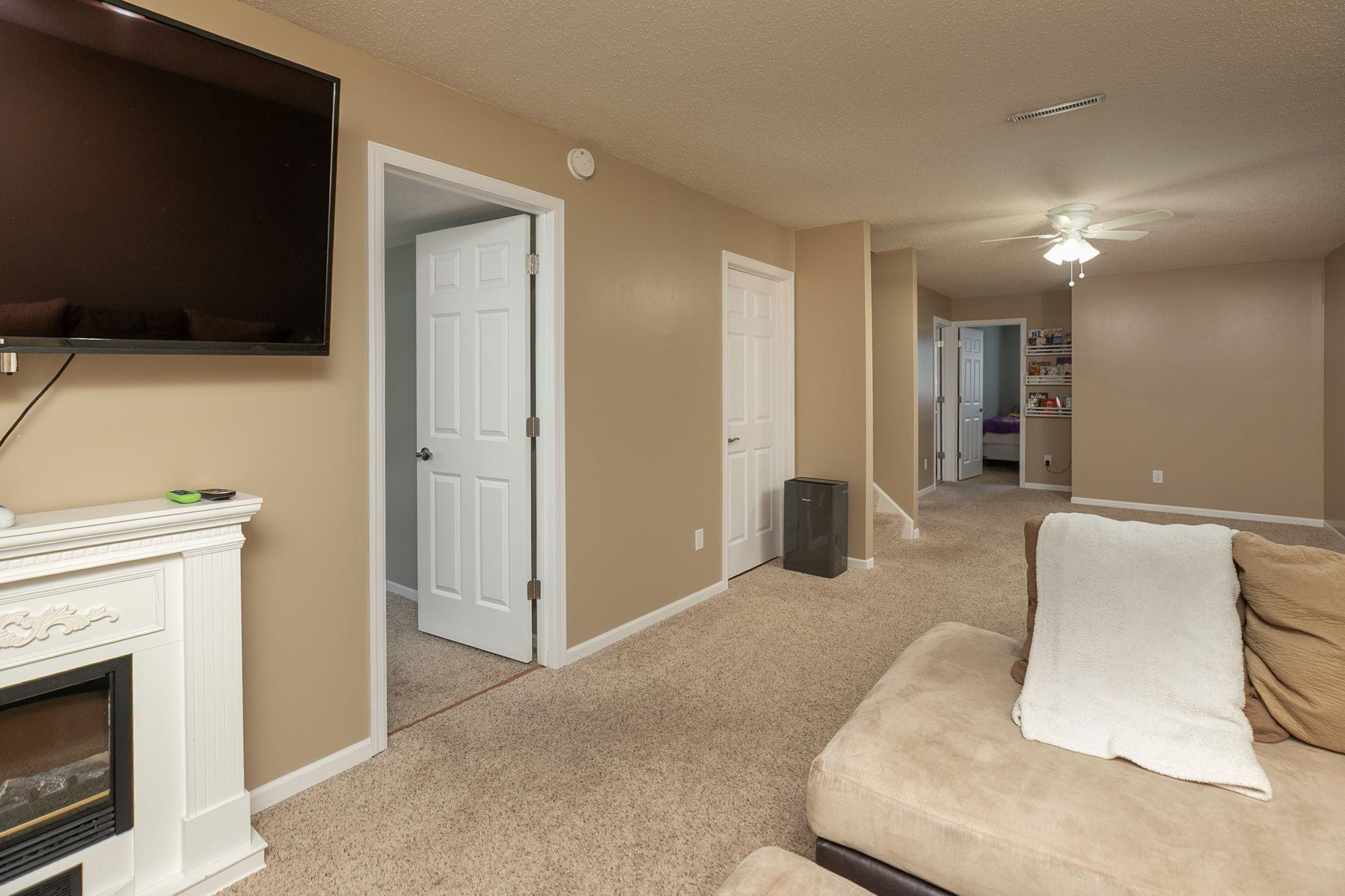24-web-or-mls-24-Family Room.jpg