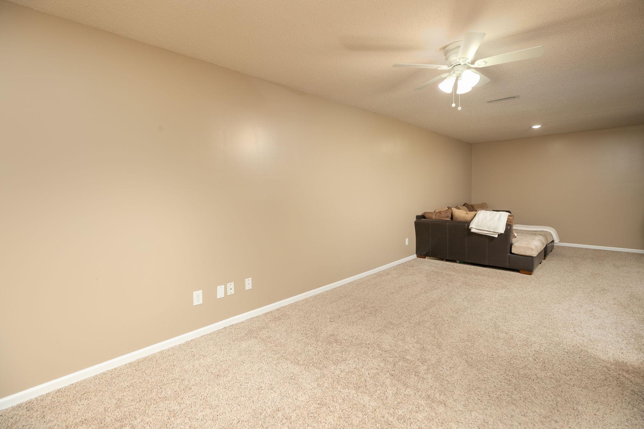 21-web-or-mls-21-Family Room.jpg