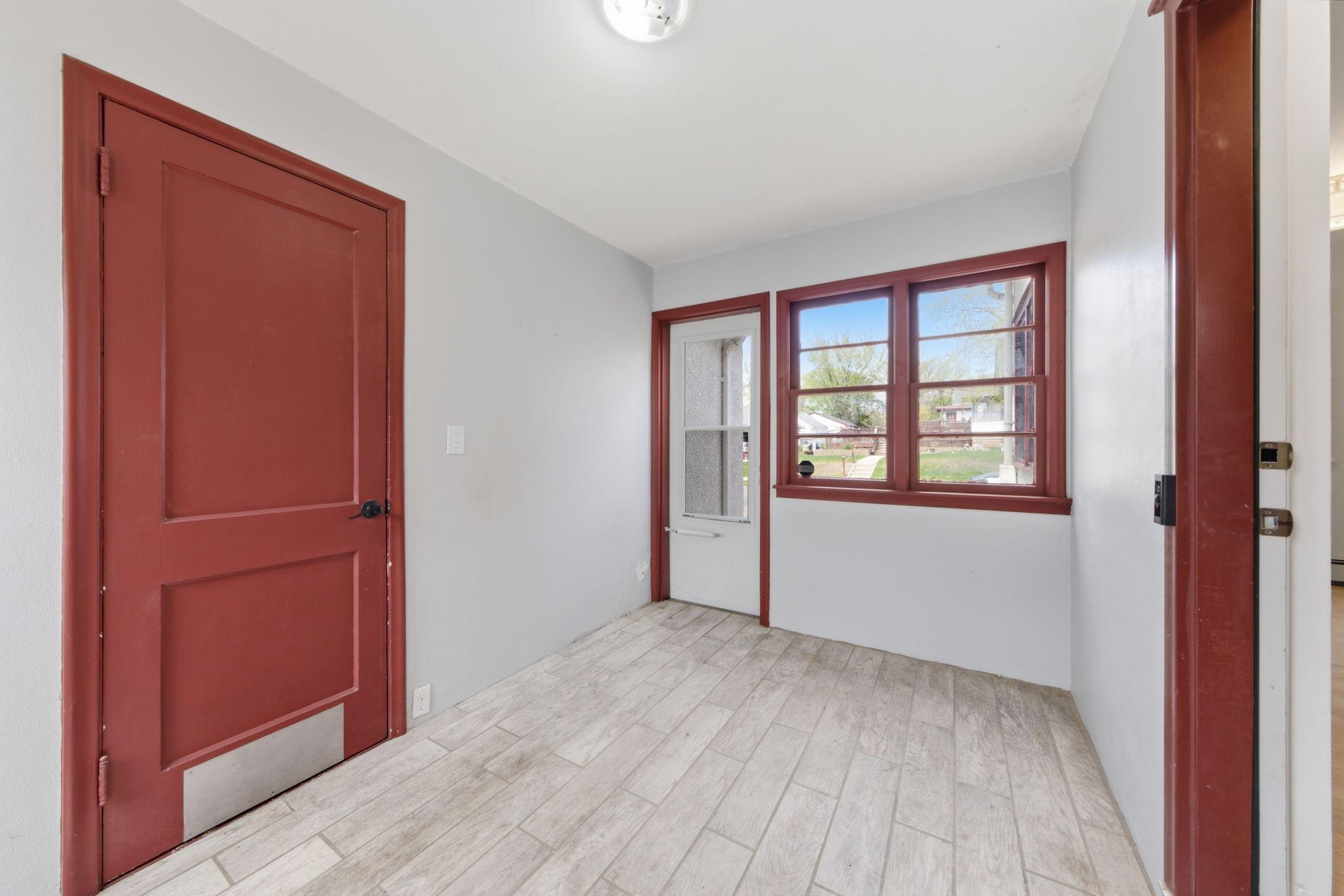 Main floor breezway to garage