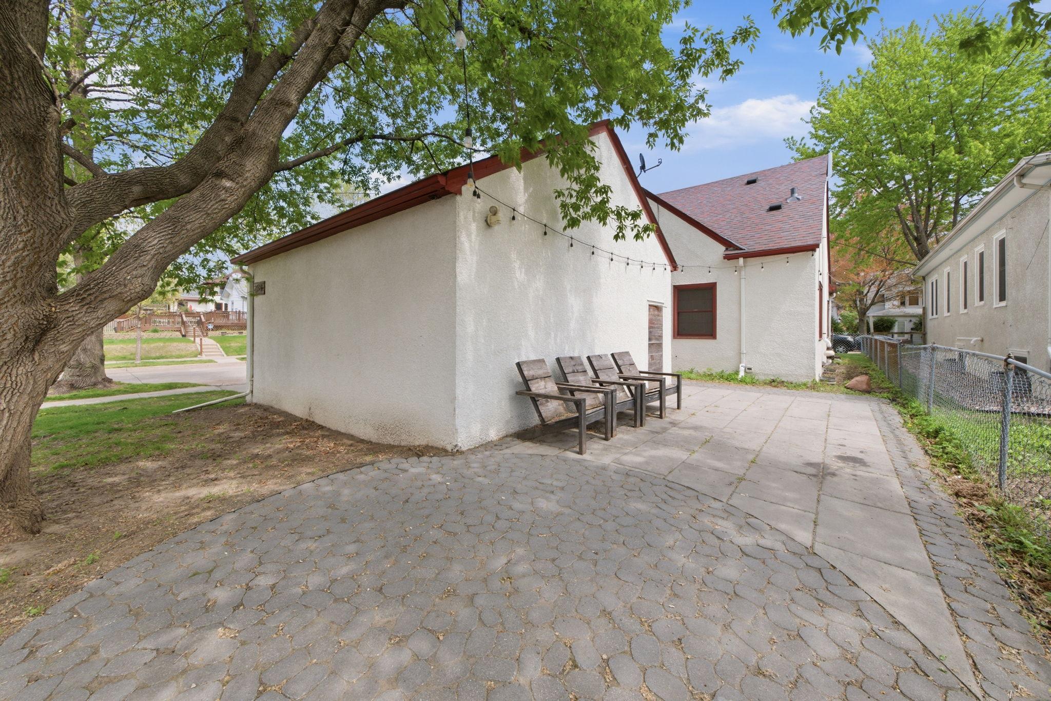 Side patio for summer relaxing