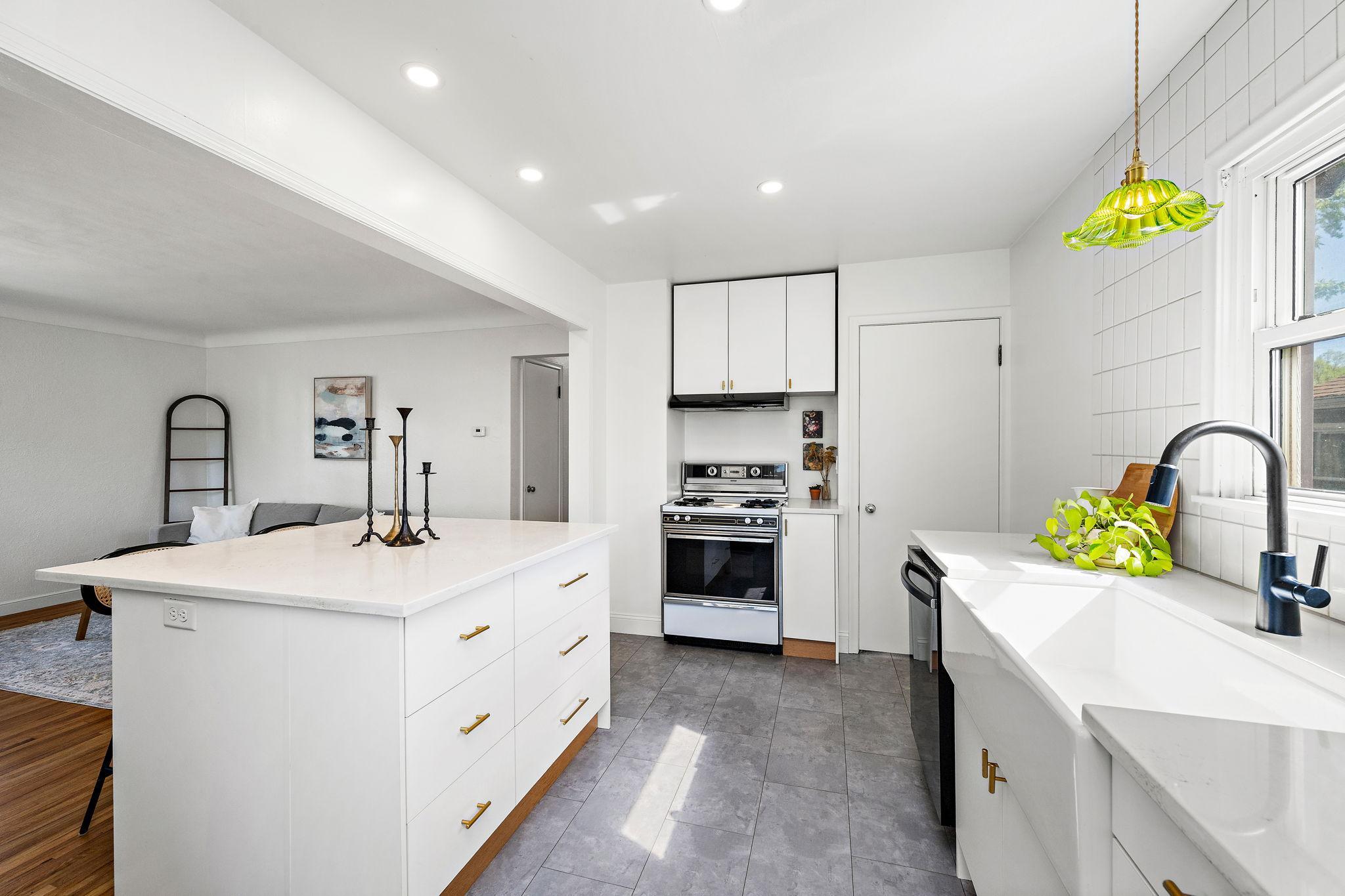 10-web-or-mls-1081-lawson-ave-e.jpg