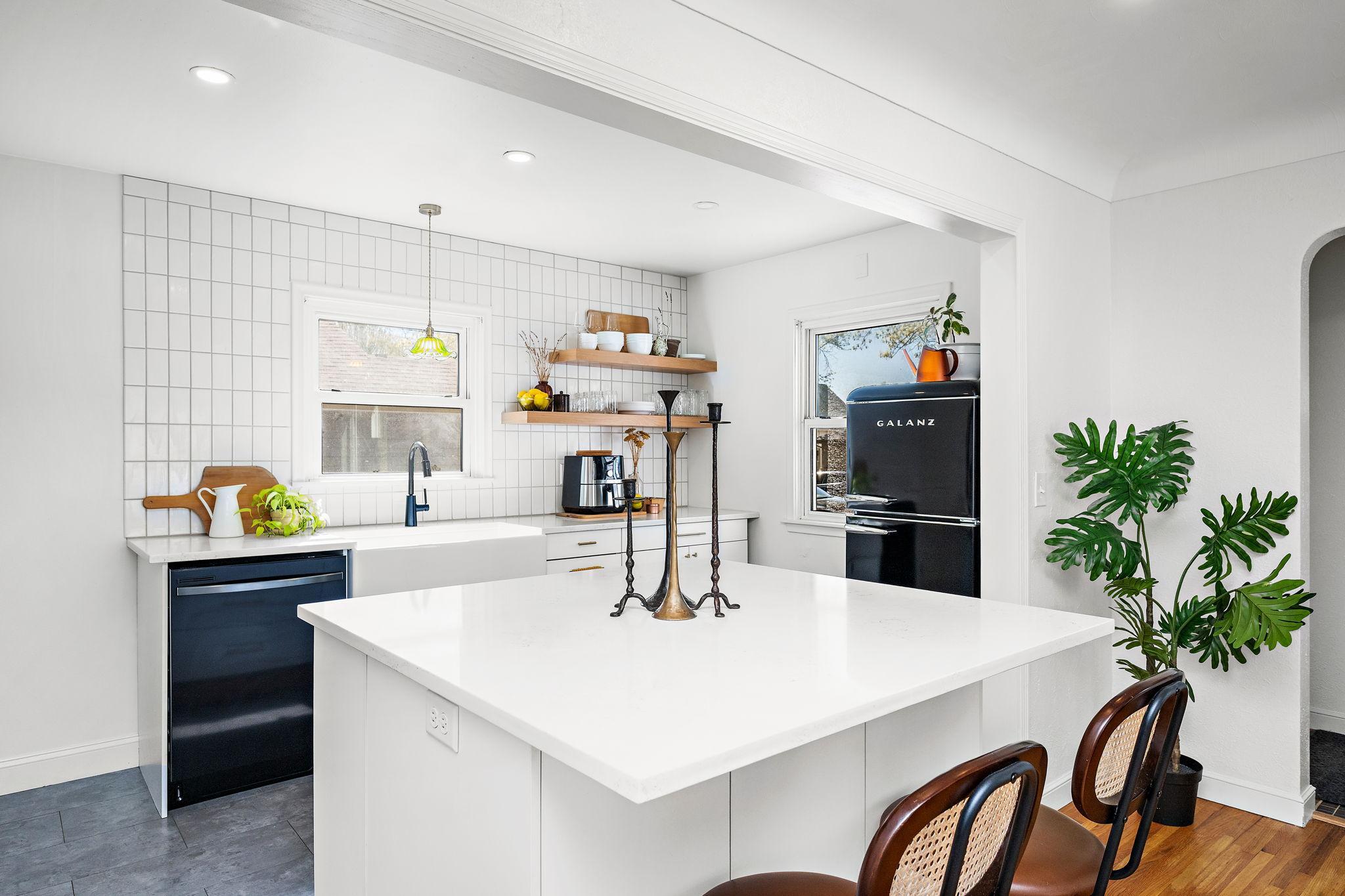 8-web-or-mls-1081-lawson-ave-e.jpg