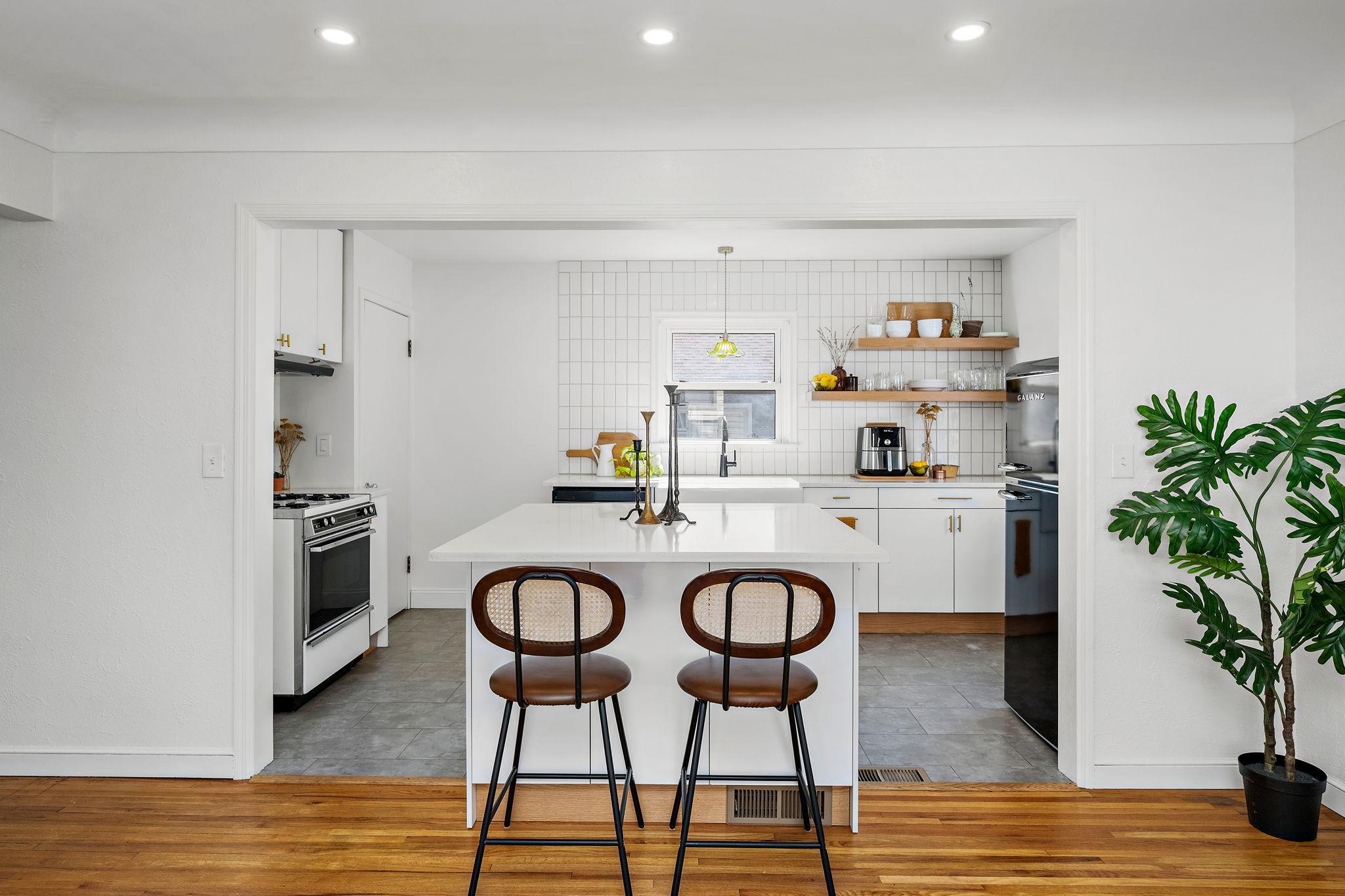 7-web-or-mls-1081-lawson-ave-e.jpg