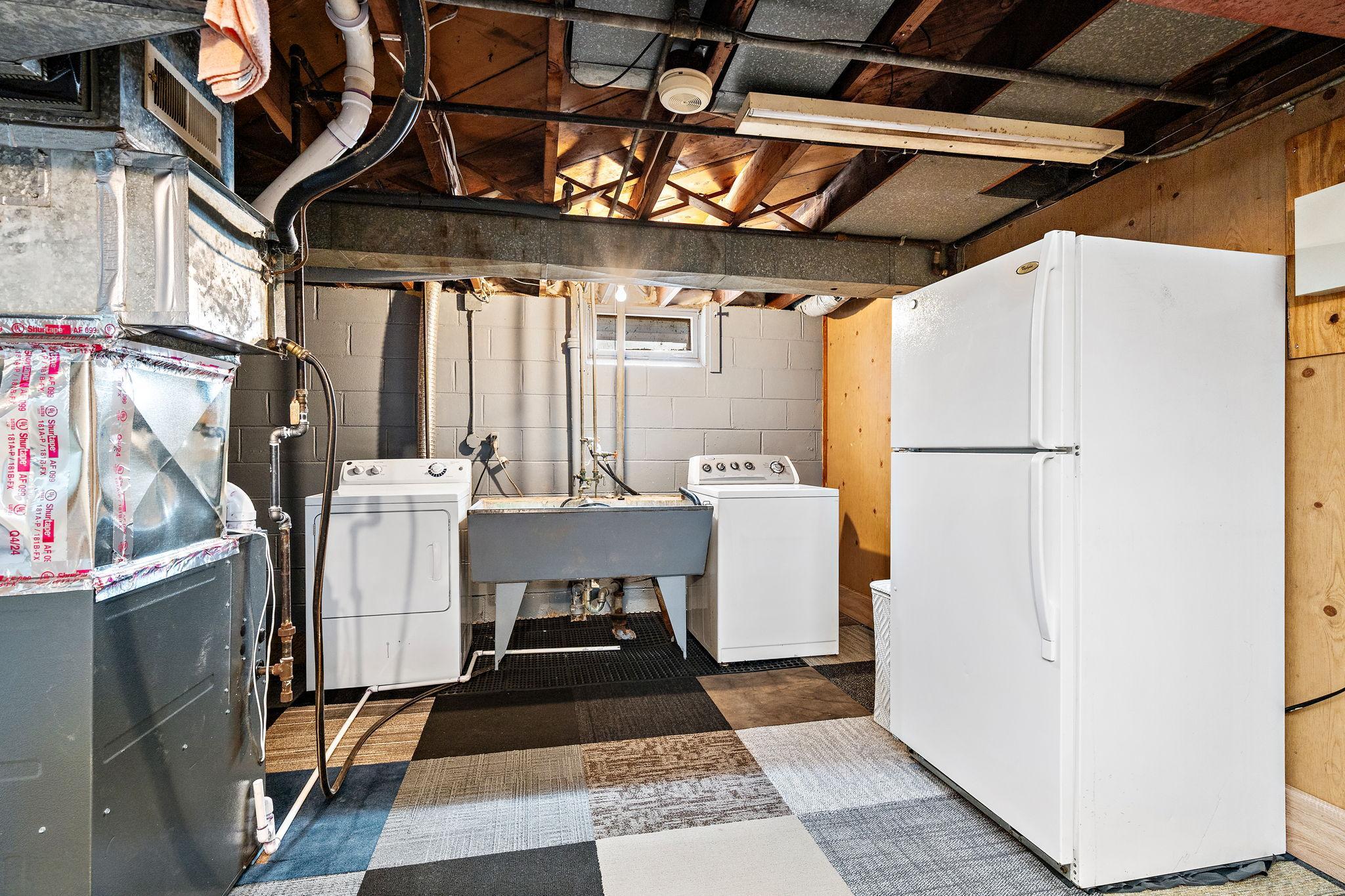 17-web-or-mls-1081-lawson-ave-e.jpg