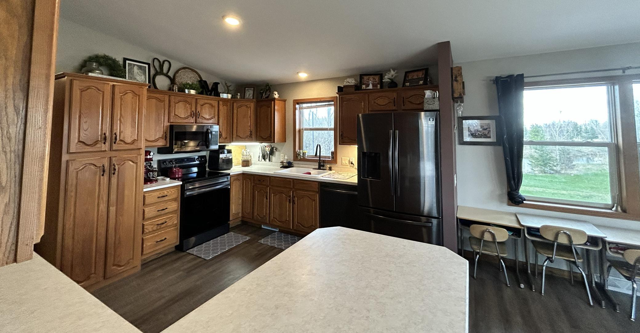 Functional and beautiful kitchen, great lighting, good counterspace and cabinets