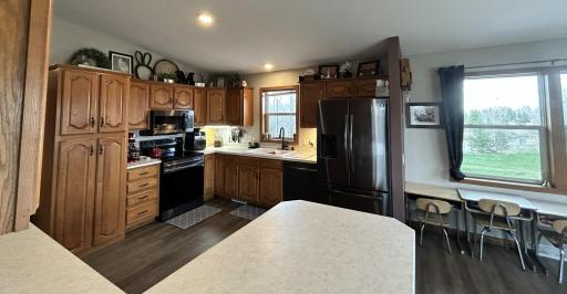 Functional and beautiful kitchen, great lighting, good counterspace and cabinets