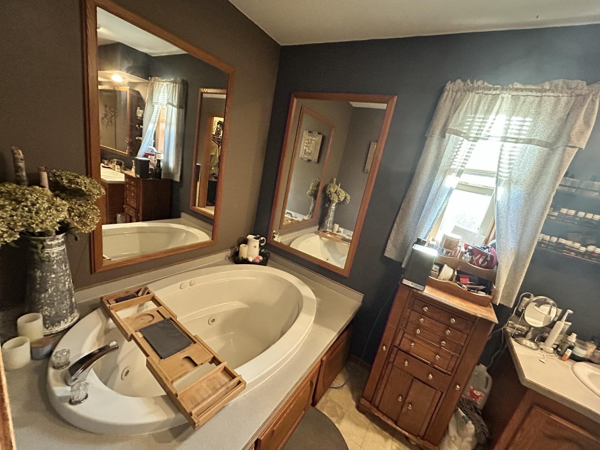 Primary bedroom suite, with walk in closet, jetted tub, separate shower, great views, lots of space
