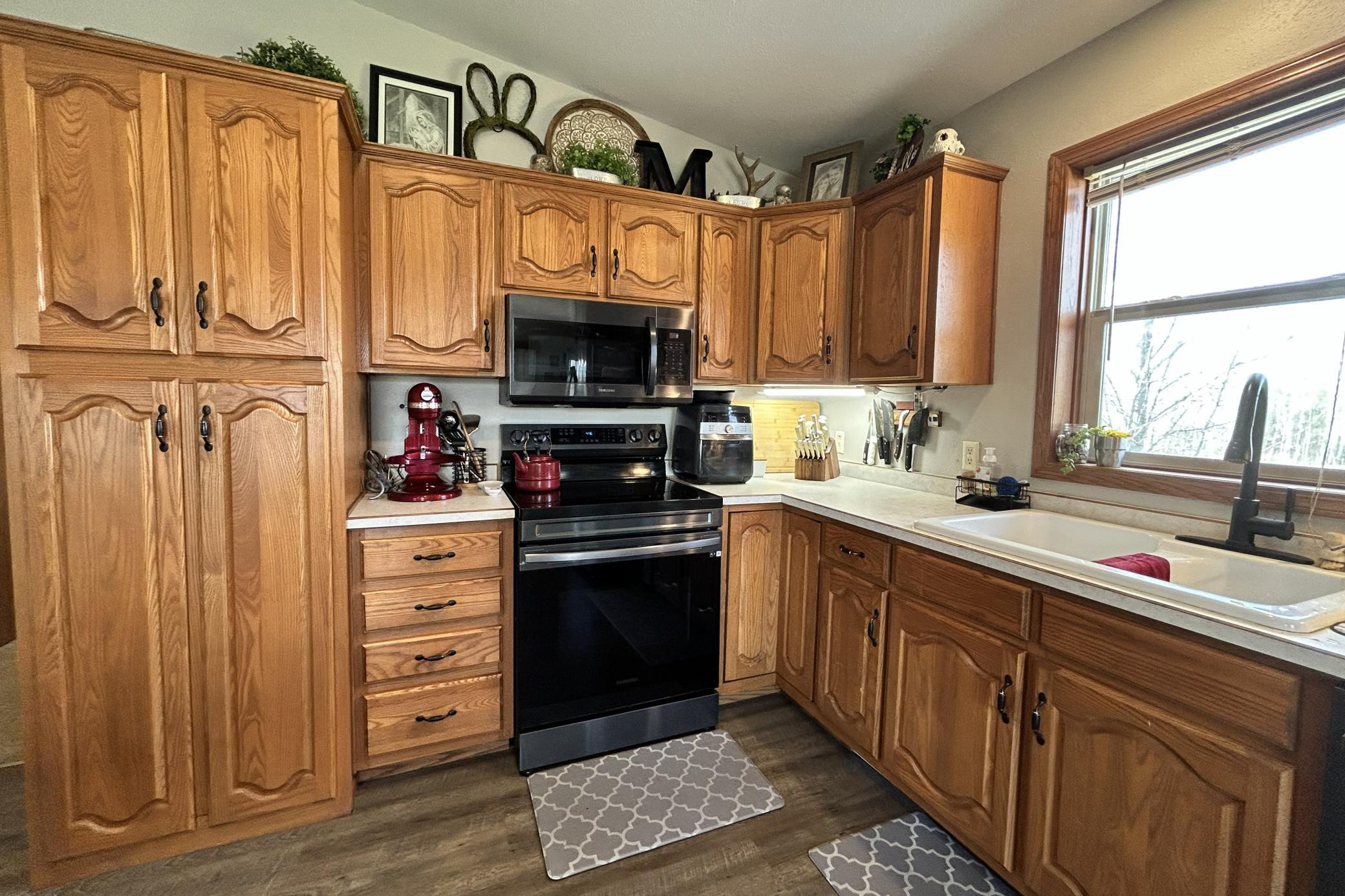 Functional and beautiful kitchen, great lighting, good counterspace and cabinets