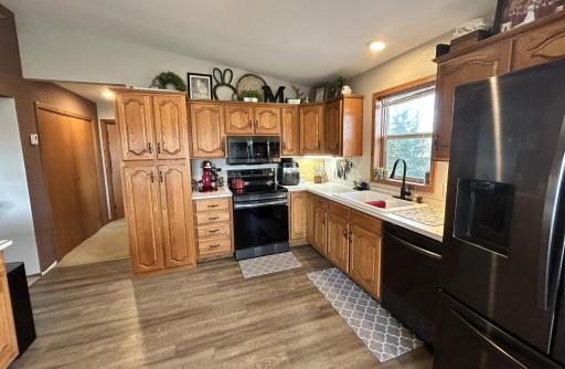 Functional and beautiful kitchen, great lighting, good counterspace and cabinets
