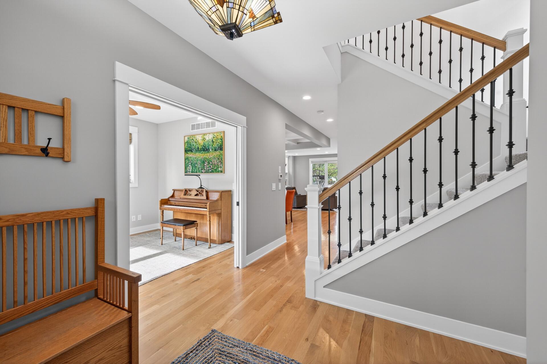 09_4456_43rd_Ave_S9_mls.jpg