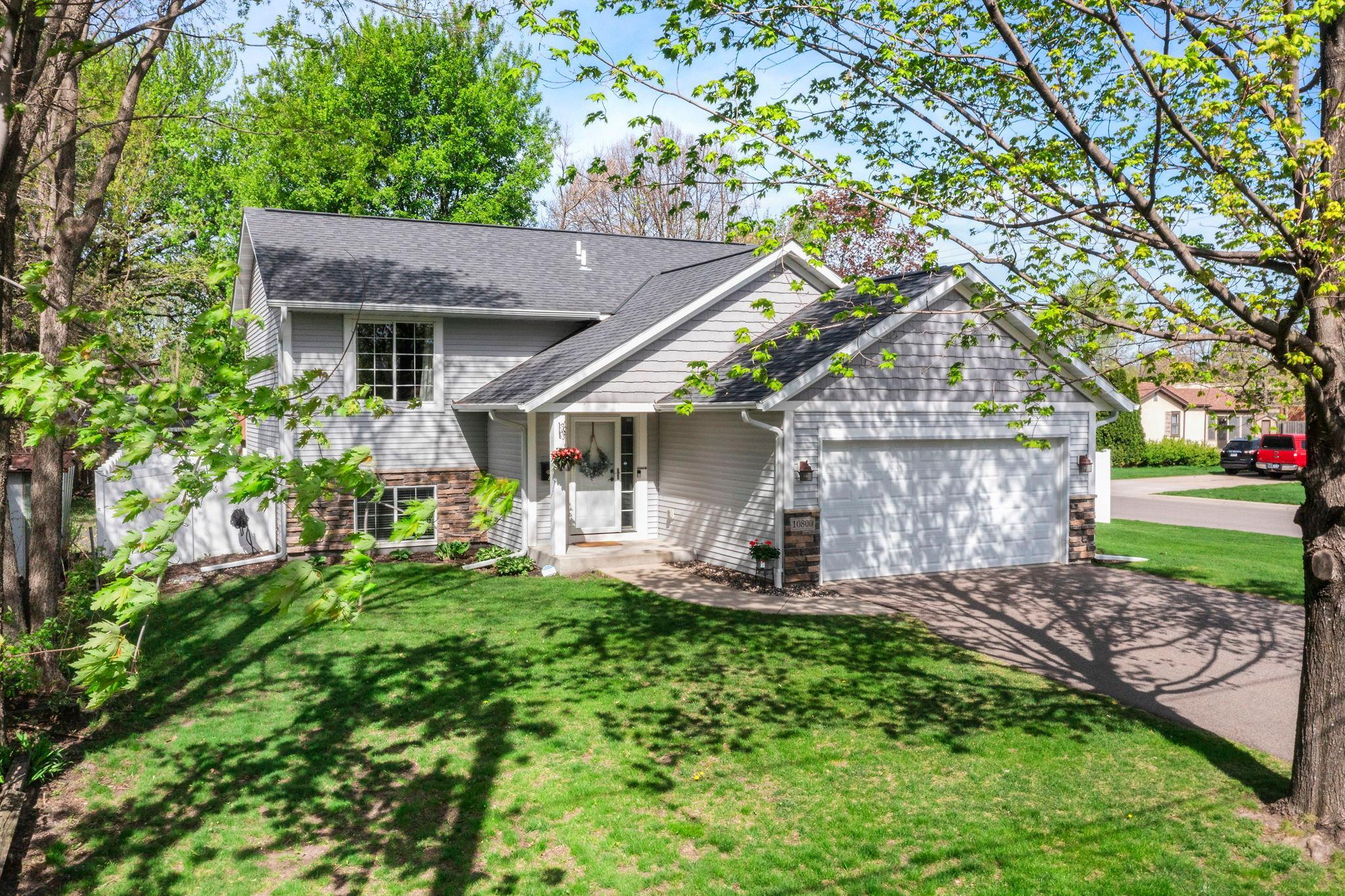 Inviting front entry with beautiful landscape