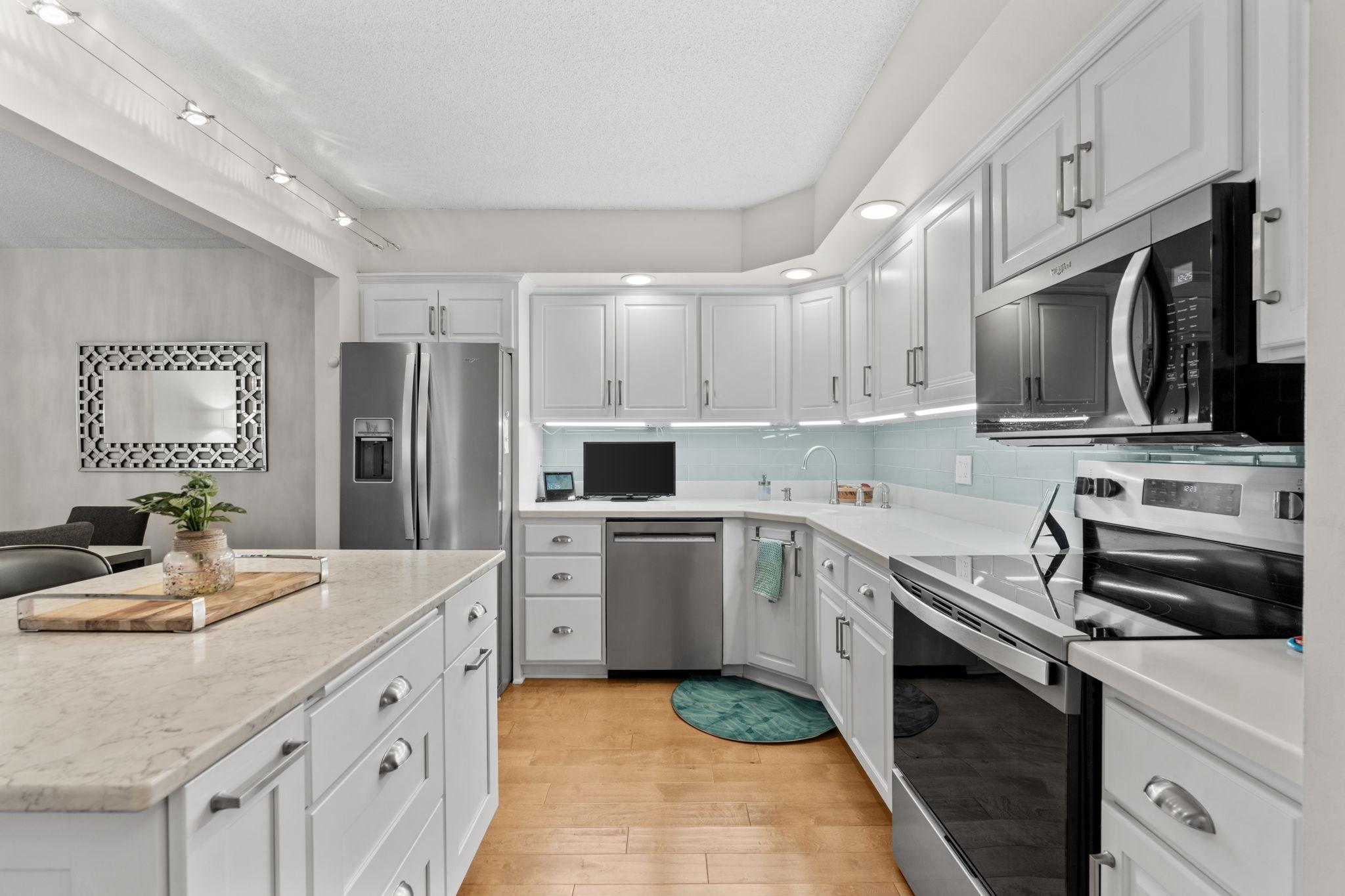 21-web-or-mls-2485 Lodin Ln E-21.jpg