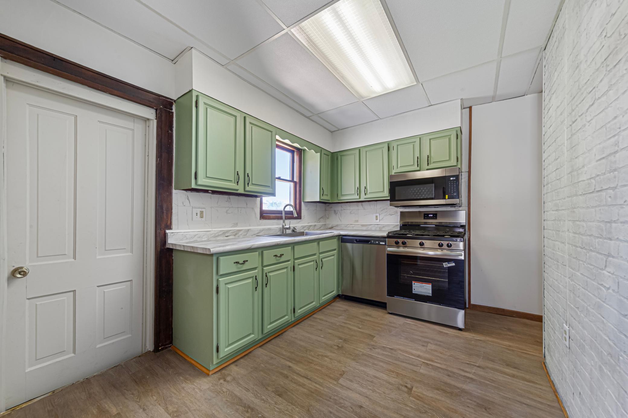 19 kitchen.jpg